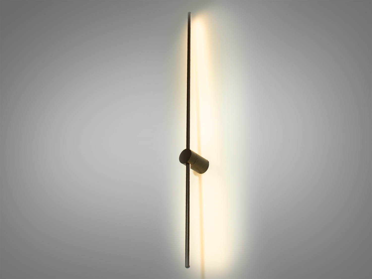 Лінійний світлодіодний світильник-бра для залу поєднує в собі лаконічність та функціональність, призначений для використання на стіні. Застосовується в стильні кабінети, лофти, арт-студії, ресторани, кафе або закусочні, а також для домашніх інтер'єрів,
Використання енергоефективних світлодіодів забезпечує довготривалу службу та низьке енергоспоживання, а акриловий дифузор &ndash; стійкість до ударів та легкість у догляді. Висока якість матеріалів гарантує, що виріб збереже привабливість та функціональність навіть за інтенсивного використання.
Можливість регулювання колірної температури від теплого 3200K до холодного 6000K та нейтрального 4100K за допомогою вимикача робить цей світильник дуже зручним, оскільки він може адаптуватися до різних настроїв та потреб приміщення.
Дифузор з акрилу не тільки забезпечує рівномірне та м'яке розсіювання світла, але й створює цікавий світловий ефект на стіні, що надає інтер'єру додаткової глибини та візуального інтересу. Завдяки своєму дизайну, що випромінює світло у бік стіни, бра не сліпить та ідеально підходить для створення розслабленої атмосфери.