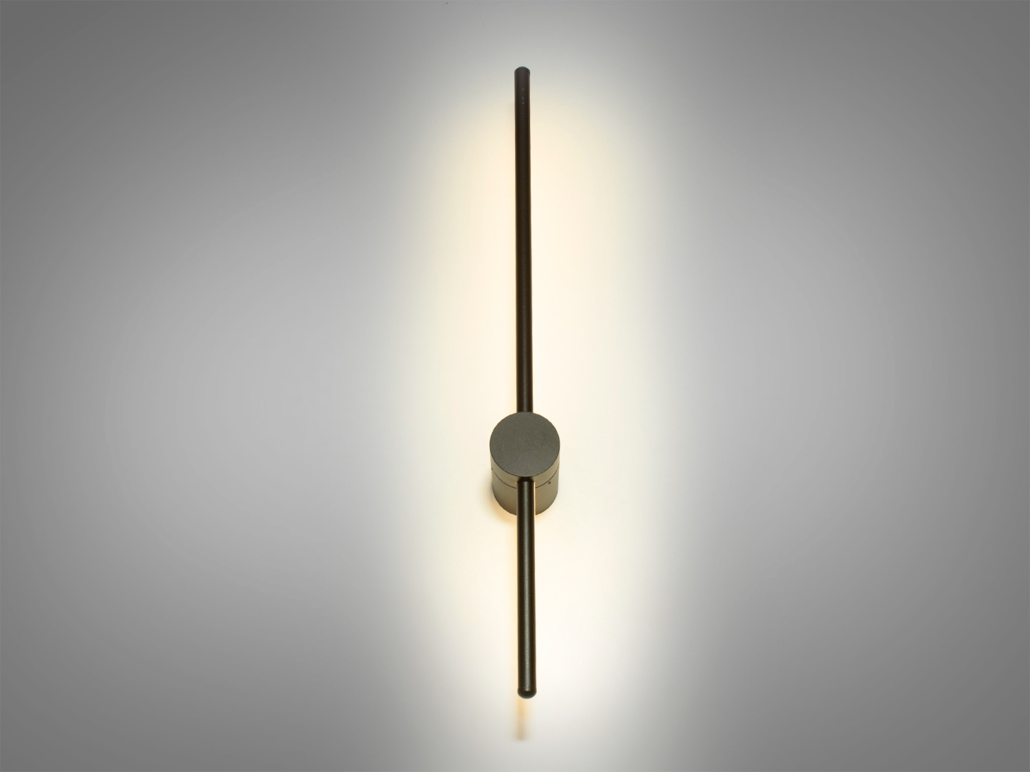 Дизайнерське світлодіодне бра в кабінет поєднує в собі лаконічність та функціональність, призначений для використання на стіні. Застосовується в стильні кабінети, лофти, арт-студії, ресторани, кафе або закусочні, а також для домашніх інтер'єрів,
Використання енергоефективних світлодіодів забезпечує довготривалу службу та низьке енергоспоживання, а акриловий дифузор &ndash; стійкість до ударів та легкість у догляді. Висока якість матеріалів гарантує, що виріб збереже привабливість та функціональність навіть за інтенсивного використання.
Можливість регулювання колірної температури від теплого 3200K до холодного 6000K та нейтрального 4100K за допомогою вимикача робить цей світильник дуже зручним, оскільки він може адаптуватися до різних настроїв та потреб приміщення.
Дифузор з акрилу не тільки забезпечує рівномірне та м'яке розсіювання світла, але й створює цікавий світловий ефект на стіні, що надає інтер'єру додаткової глибини та візуального інтересу. Завдяки своєму дизайну, що випромінює світло у бік стіни, бра не сліпить та ідеально підходить для створення розслабленої атмосфери.