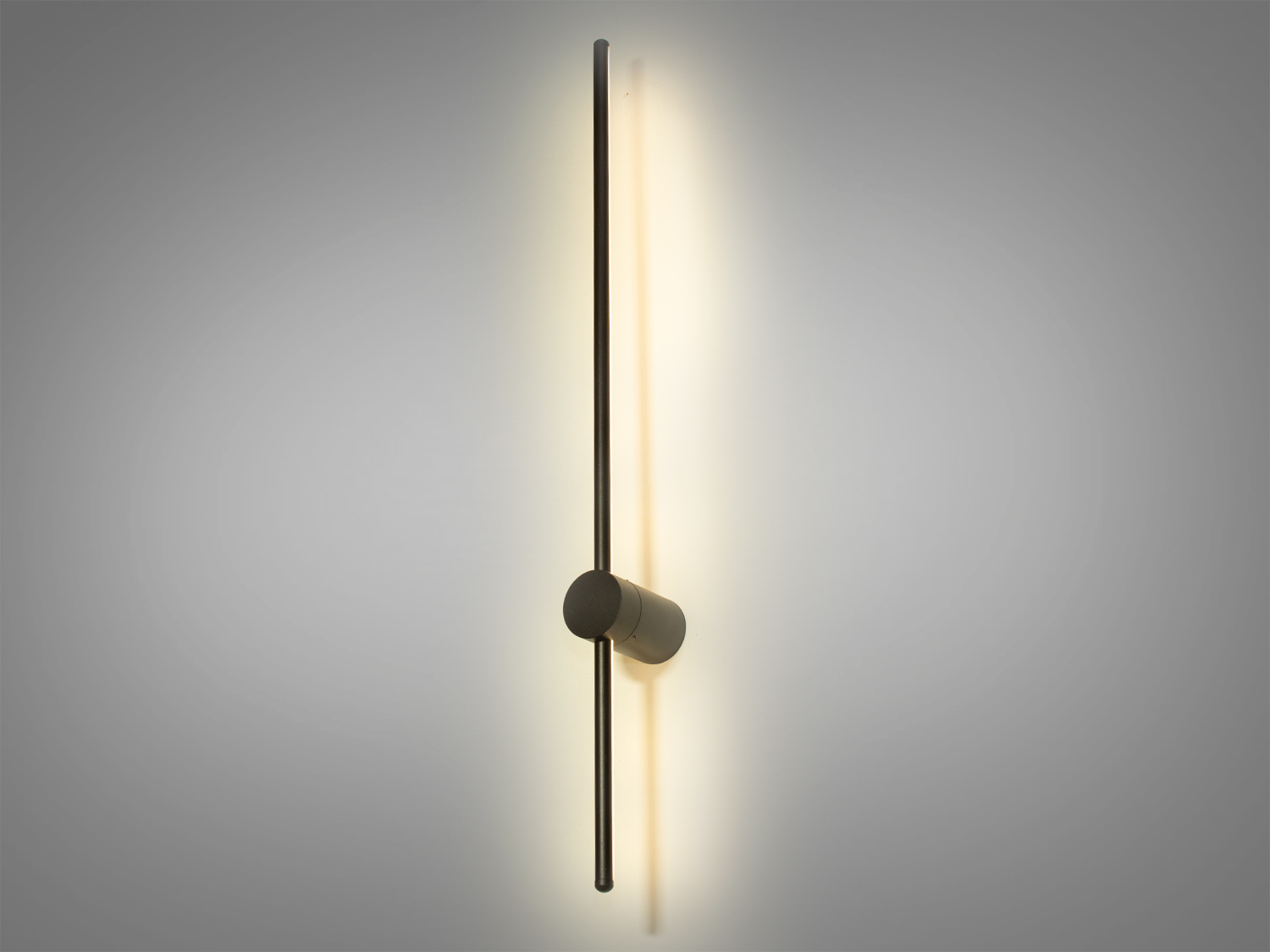 Мінімалістичне світлодіодне бра у вітальню поєднує в собі лаконічність та функціональність, призначений для використання на стіні. Застосовується в стильні кабінети, лофти, арт-студії, ресторани, кафе або закусочні, а також для домашніх інтер'єрів,
Використання енергоефективних світлодіодів забезпечує довготривалу службу та низьке енергоспоживання, а акриловий дифузор &ndash; стійкість до ударів та легкість у догляді. Висока якість матеріалів гарантує, що виріб збереже привабливість та функціональність навіть за інтенсивного використання.
Можливість регулювання колірної температури від теплого 3200K до холодного 6000K та нейтрального 4100K за допомогою вимикача робить цей світильник дуже зручним, оскільки він може адаптуватися до різних настроїв та потреб приміщення.
Дифузор з акрилу не тільки забезпечує рівномірне та м'яке розсіювання світла, але й створює цікавий світловий ефект на стіні, що надає інтер'єру додаткової глибини та візуального інтересу. Завдяки своєму дизайну, що випромінює світло у бік стіни, бра не сліпить та ідеально підходить для створення розслабленої атмосфери.