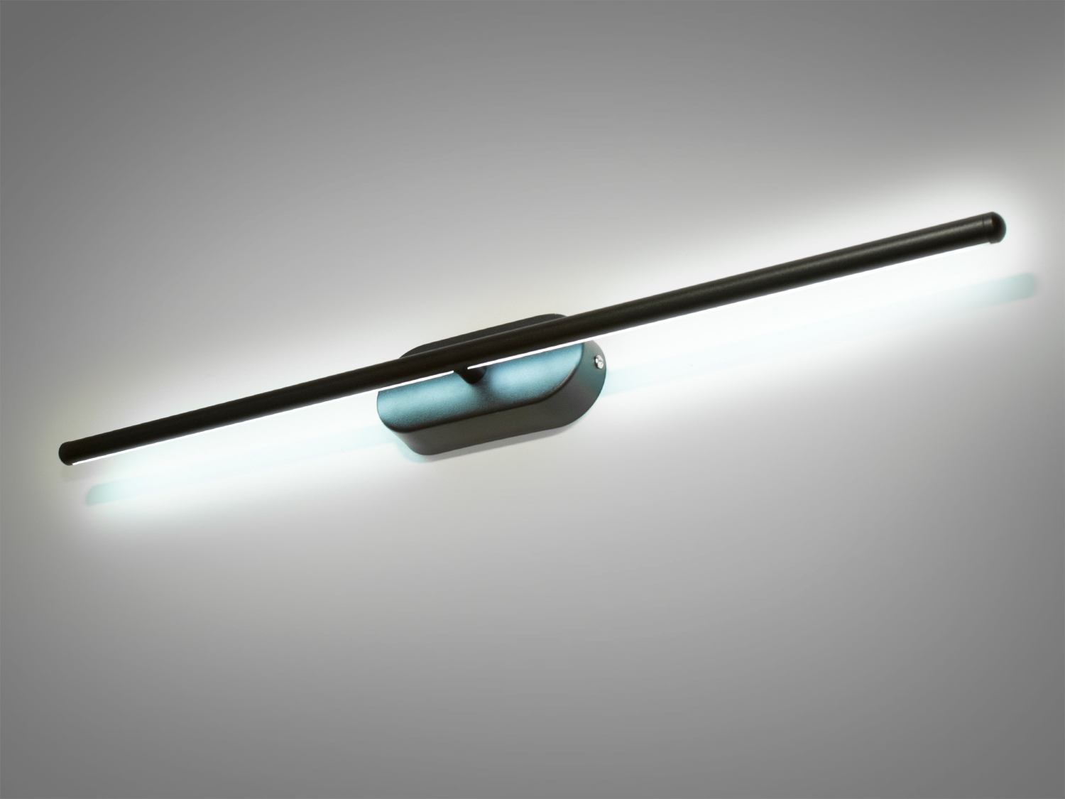 Стриманий світлодіодний світильник-бра в коридор поєднує лаконічність і функціональність, призначений для використання на стіні. Застосовується в стильні кабінети, лофти, арт-студії, ресторани, кафе або закусочні, а також для домашніх інтер'єрів,
Використання енергоефективних світлодіодів забезпечує довготривалу службу та низьке енергоспоживання, а акриловий дифузор &ndash; стійкість до ударів та легкість у догляді. Висока якість матеріалів гарантує, що виріб збереже привабливість та функціональність навіть за інтенсивного використання.
Можливість регулювання колірної температури від теплого 3200K до холодного 6000K та нейтрального 4100K за допомогою вимикача робить цей світильник дуже зручним, оскільки він може адаптуватися до різних настроїв та потреб приміщення.
Дифузор з акрилу не тільки забезпечує рівномірне та м'яке розсіювання світла, але й створює цікавий світловий ефект на стіні, що надає інтер'єру додаткової глибини та візуального інтересу. Завдяки своєму дизайну, що випромінює світло у бік стіни, бра не сліпить та ідеально підходить для створення розслабленої атмосфери.