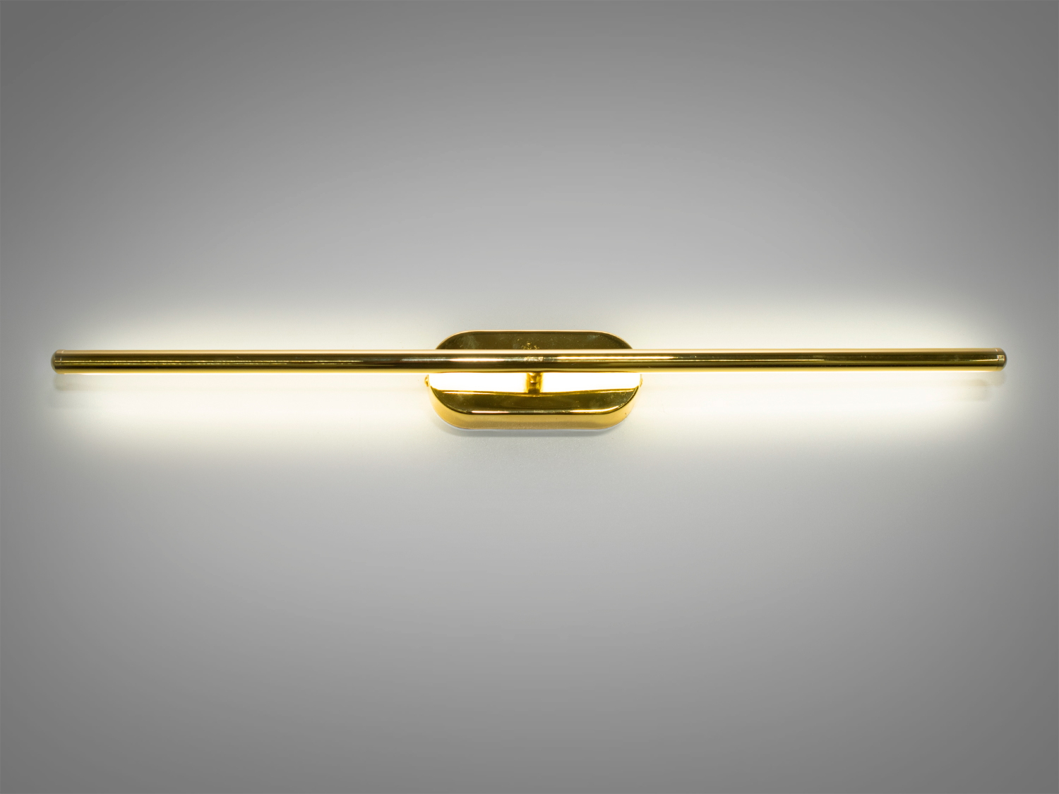 Лаконічне світлодіодне бра в спальню поєднує лаконічність і функціональність, призначений для використання на стіні. Застосовується в стильні кабінети, лофти, арт-студії, ресторани, кафе або закусочні, а також для домашніх інтер'єрів,
Використання енергоефективних світлодіодів забезпечує довготривалу службу та низьке енергоспоживання, а акриловий дифузор &ndash; стійкість до ударів та легкість у догляді. Висока якість матеріалів гарантує, що виріб збереже привабливість та функціональність навіть за інтенсивного використання.
Можливість регулювання колірної температури від теплого 3200K до холодного 6000K та нейтрального 4100K за допомогою вимикача робить цей світильник дуже зручним, оскільки він може адаптуватися до різних настроїв та потреб приміщення.
Дифузор з акрилу не тільки забезпечує рівномірне та м'яке розсіювання світла, але й створює цікавий світловий ефект на стіні, що надає інтер'єру додаткової глибини та візуального інтересу. Завдяки своєму дизайну, що випромінює світло у бік стіни, бра не сліпить та ідеально підходить для створення розслабленої атмосфери.