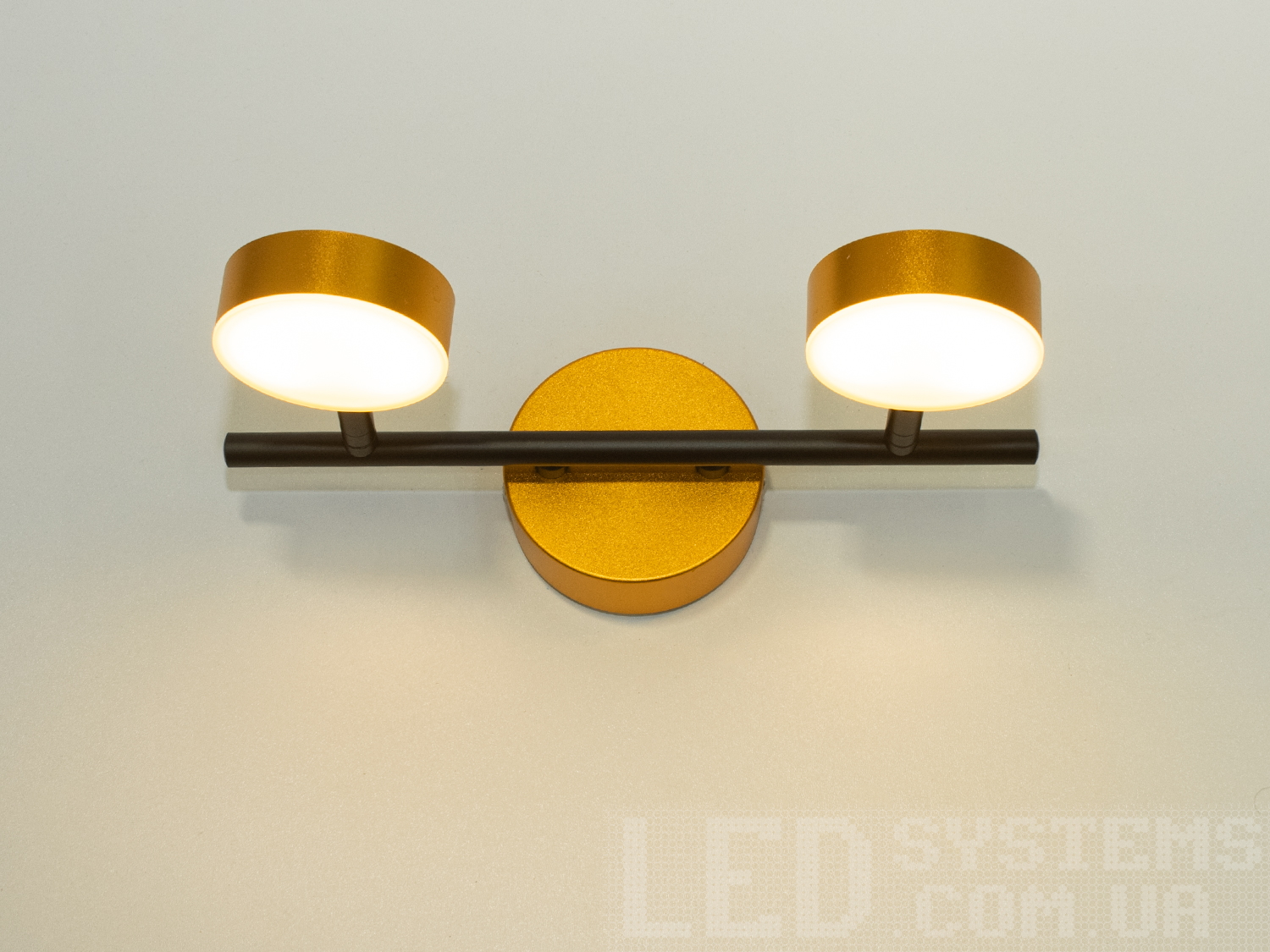 Незвичайне підсвічування для дзеркал і картин призначене для акцентного (елементного) підсвічування в інтер'єрі - підсвічування дзеркал як у приміщенні, так і у ванній кімнаті, для картин, творів мистецтва, стінних ніш.У цій серії всі світильники оснащені світлодіодними енергозберігаючими лампами. Які при дуже низькій споживаній потужності створюють потужний світловий потік.
Кріпиться до будь-яких поверхонь стін універсальним кріпленням на монтажну планку.