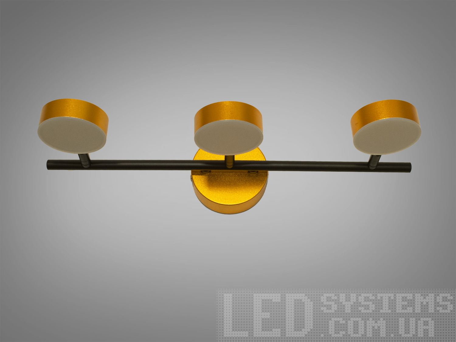 Оригінальне підсвічування для дзеркал і картин призначене для акцентного (елементного) підсвічування в інтер'єрі - підсвічування дзеркал як у приміщенні, так і у ванній кімнаті, для картин, витворів мистецтва, стінних ніш.У цій серії всі світильники оснащені світлодіодними енергозберігаючими лампами. Які за дуже низької споживаної потужності створюють потужний світловий потік.
Кріпиться до будь-яких поверхонь стін універсальним кріпленням на монтажну планку.