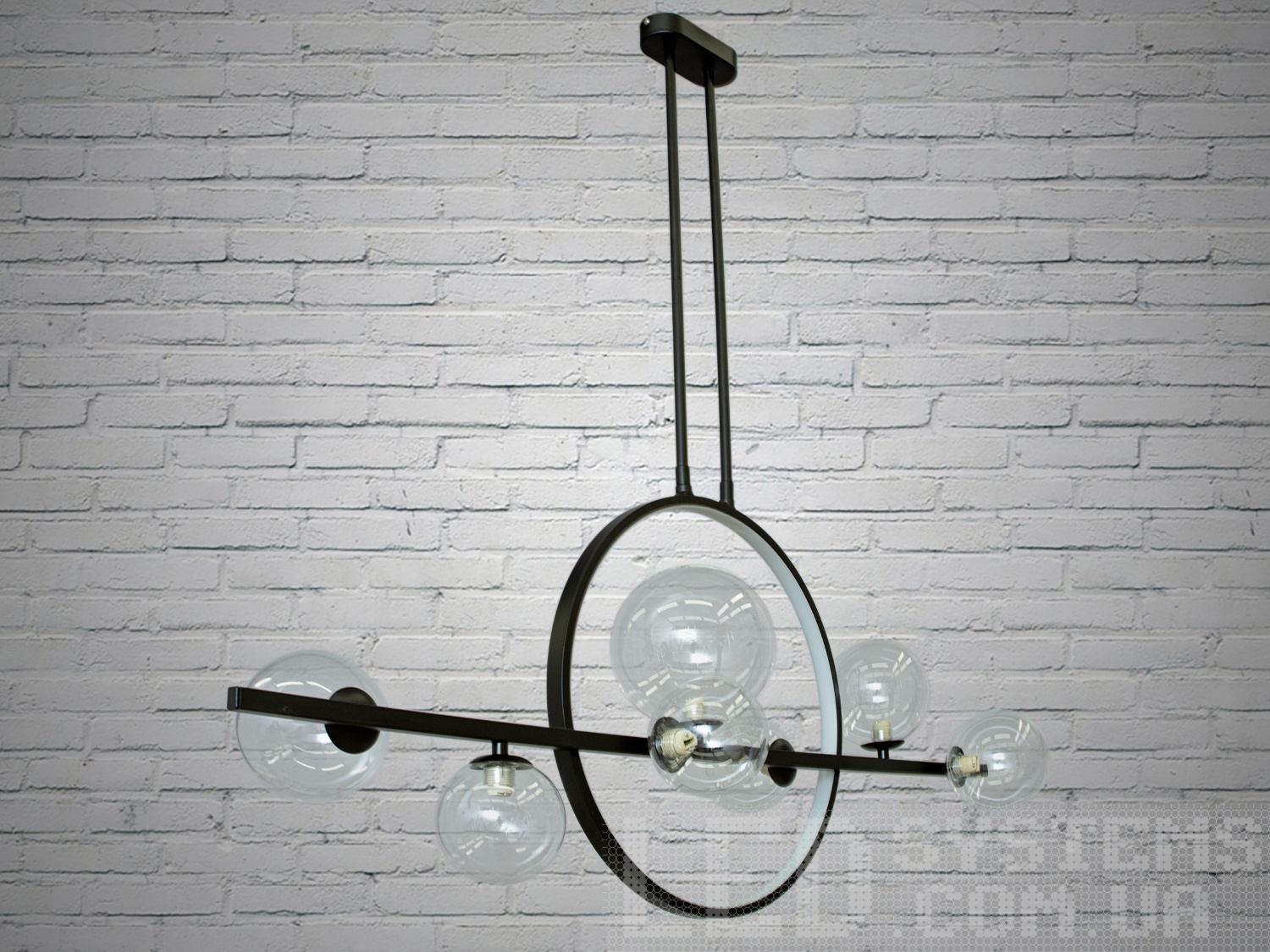 Підвісна люстра в стилі Loft з LED підсвічуванням лаконічна і водночас має дуже стильний дизайн. Люстри в стилі &laquo;лофт&raquo; ідеально впишуться в сучасні будинки, квартири, кафе, арт-простір, коворкінги, квеструми.&nbsp;Матові акрилові плафони ідеально розсіяють світло від лампи будь-якого типу. Родзинкою люстри є світлодіодне кільце. Його можна підключити разом з лампами, або включати окремо, як мінімальне світло люстри.&nbsp;Потужність всього близько 45Вт і теплий колір свічення створюють затишне освітлення за столом. Порівнянне зі світлом свічок. Для яскравого освітлення у люстрі є 7 ламп у прозорих плафонах.&nbsp;
Ідеально для світлодіодних ламп.&nbsp;
Лампи до комплекту не входять.