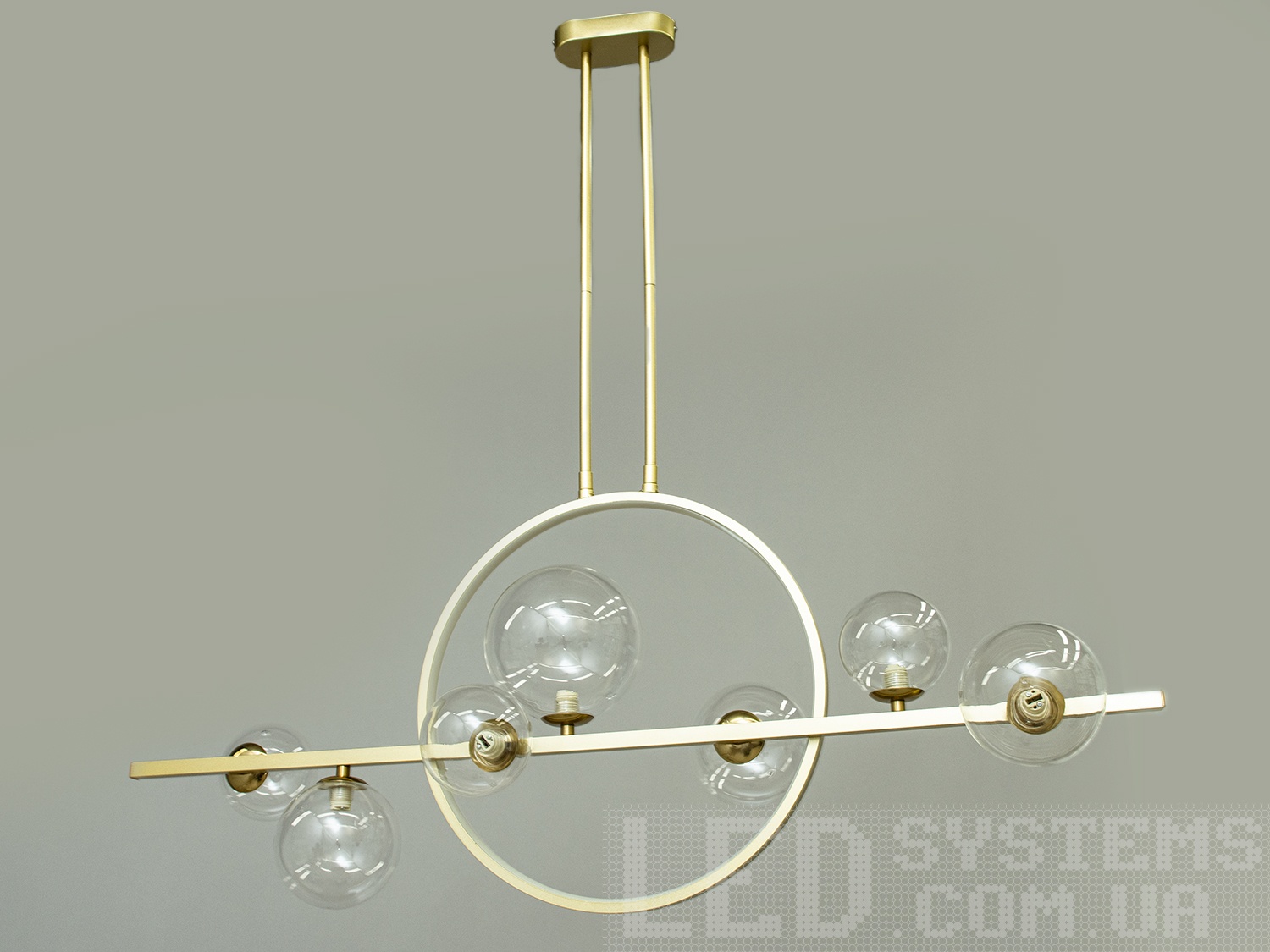 Лаконічний і в той же час дуже елегантний дизайн цієї люстри на 7 ламп в стилі лофт підійде для цінителів мінімалізму і свободи думки в інтер'єрі. Люстри в стилі &laquo;лофт&raquo; ідеально впишуться в сучасні будинки, квартири, кафе, арт-простір, коворкінги, квеструми. Матові акрилові плафони ідеально розсіяють світло від лампи будь-якого типу. Родзинкою люстри є світлодіодне кільце. Його можна підключити разом з лампами, або включати окремо, як мінімальне світло люстри. Потужність близько 10Вт і теплий колір світіння створюють затишне освітлення за столом. Порівнянне зі світлом свічок. Для яскравого 