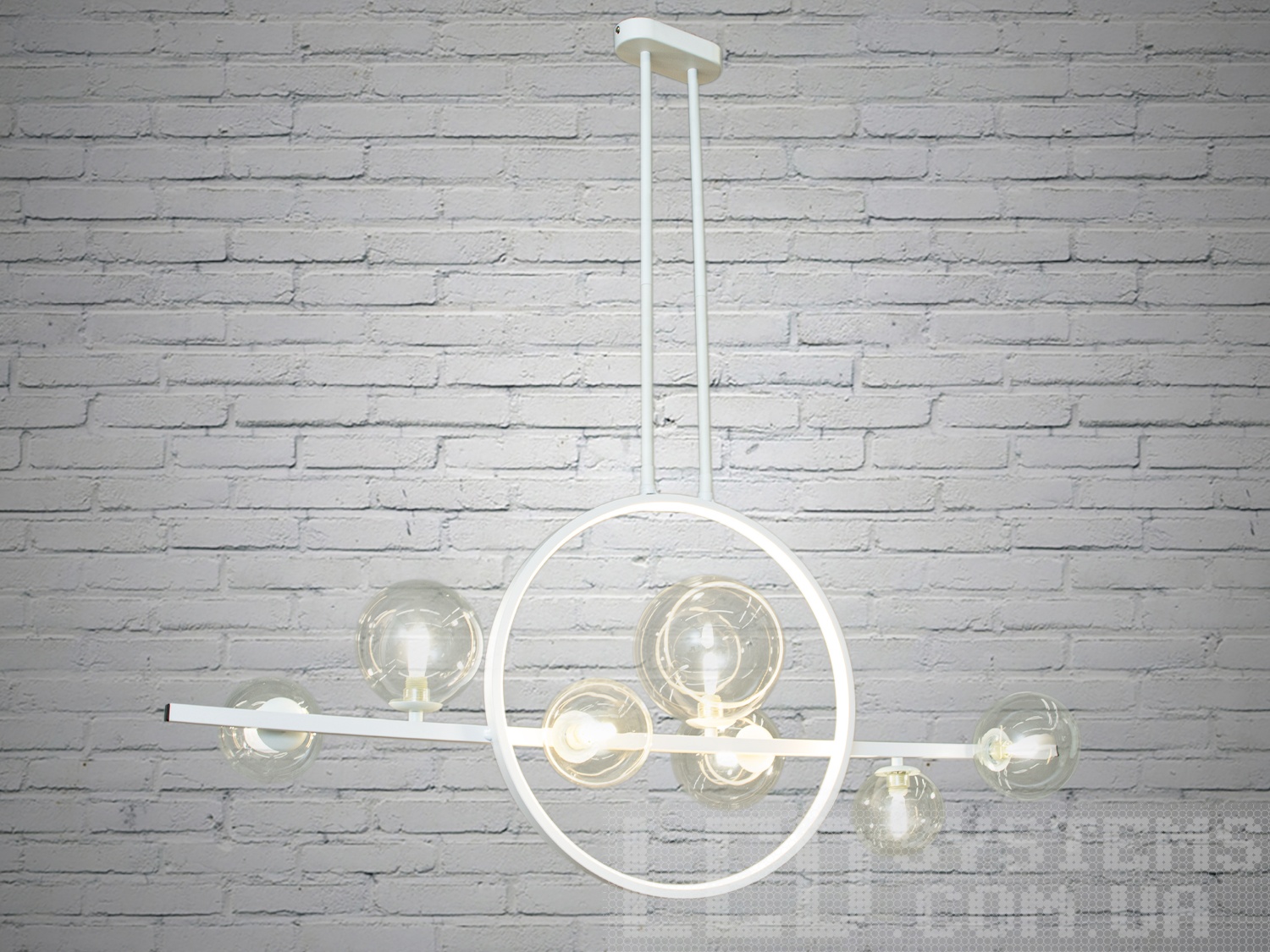 Люстра Loft з плафонами немов мильні бульбашки з LED підсвічуванням лаконічна і водночас має дуже стильний дизайн.&nbsp;Люстри в стилі &laquo;лофт&raquo; ідеально впишуться в сучасні будинки, квартири, кафе, арт-простір, коворкінги, квеструми. Матові акрилові плафони ідеально розсіяють світло від лампи будь-якого типу.&nbsp;Родзинкою люстри є світлодіодне кільце. Його можна підключити разом з лампами, або включати окремо, як мінімальне світло люстри.&nbsp;Потужність всього близько 45Вт і теплий колір свічення створюють затишне освітлення за столом. Порівнянне зі світлом свічок. Для яскравого освітлення у люстрі є 7 ламп у прозорих плафонах.&nbsp;
Ідеально для світлодіодних ламп.&nbsp;
Лампи до комплекту не входять.