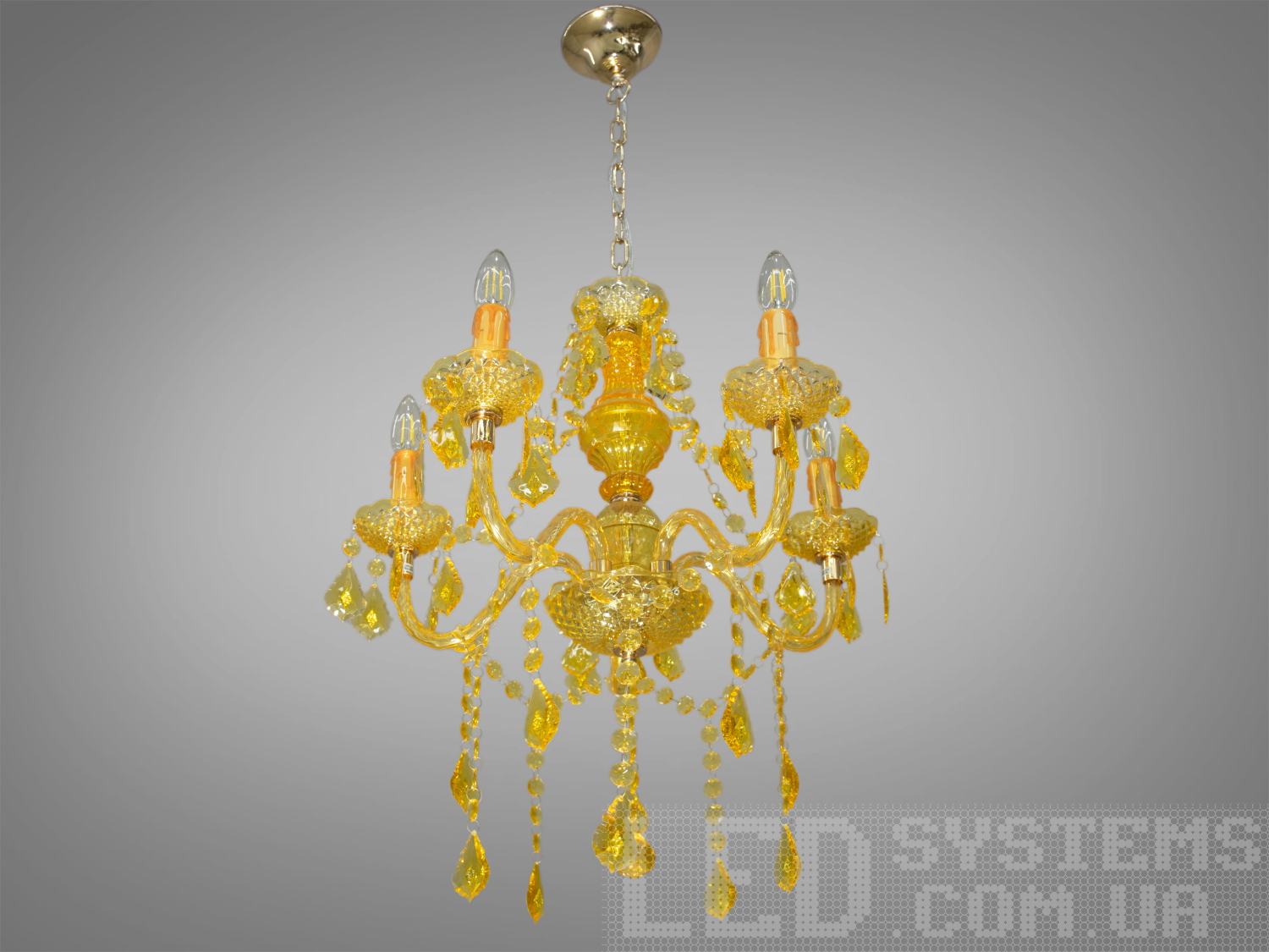 Незвичайна акрилова підвісна люстра золотого кольору це новий виток розвитку освітлювальних технологій. Застосовується для зали, спальні, кухні, ресторану, кафе.
Великим плюсом може стати значно менша вага акрилу, тепер встановити величну двоярусну люстру можна навіть на стелю. Акрилові елементи практично не б'ються, легко миються, а колір не вигоряє. Використання таких люстр дозволяє створювати з їх допомогою стильні та неповторні інтер'єри.
Люстра під лампи розжарювання, економка або світлодіодні лампи на патрон E14. Кріпиться до стель будь-якого типу (натяжним, підвісним, звичайним).