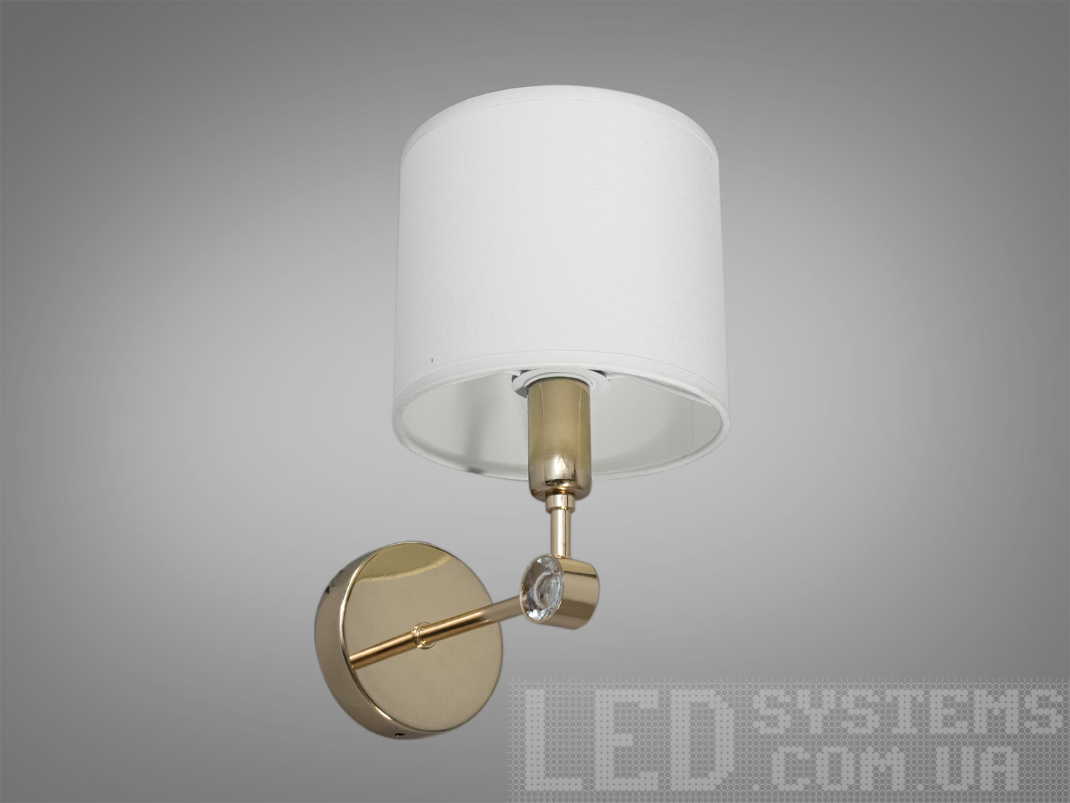 Настінне класичне бра для спальні з абажуром, в хромованому або золотому виконанні ідеально впишеться в будь-який інтер'єр. Патрон Е14 дозволить підібрати потрібний вам тип лампи та температуру свічення. За допомогою світлодіодної, економки або звичайної лампи розжарювання ці бра стануть яскравою нотою як у класичних, так і в сучасних інтер'єрах.
Солідність, строгість і простота ідеально переплелися у новій серії класичних світильників Діаша.
Універсальним кріпленням на планку легко кріпляться на будь-який тип стін. Увімкнення/вимкнення відбувається з настінного вимикача.