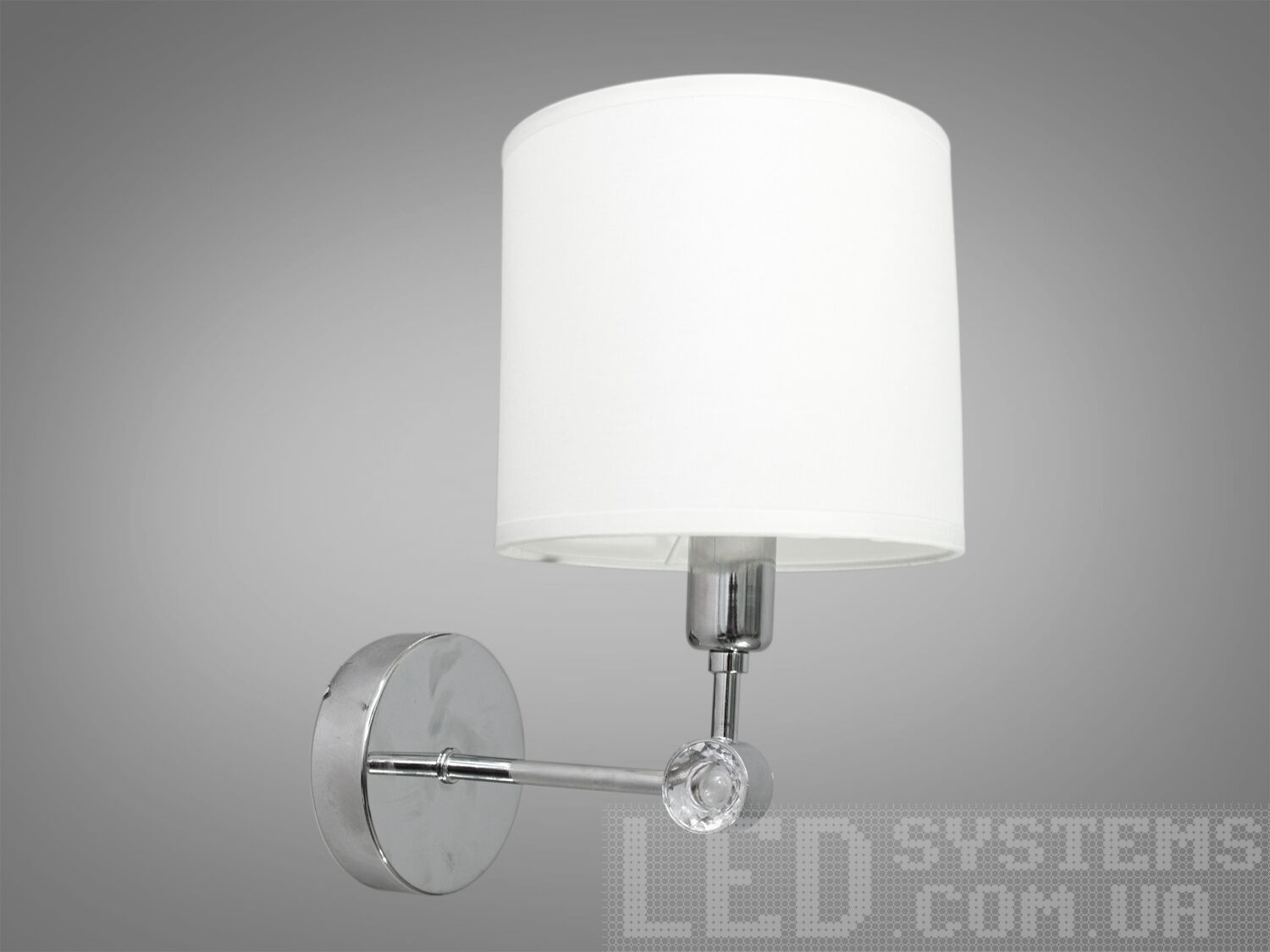 Класичне бра в спальню з абажуром, в хромованому або золотому виконанні ідеально впишеться в будь-який інтер'єр. Патрон Е14 дозволить підібрати потрібний вам тип лампи та температуру свічення. За допомогою світлодіодної, економки або звичайної лампи розжарювання ці бра стануть яскравою нотою як у класичних, так і в сучасних інтер'єрах.
Солідність, строгість і простота ідеально переплелися у новій серії класичних світильників Діаша.
Універсальним кріпленням на планку легко кріпляться на будь-який тип стін. Увімкнення/вимкнення відбувається з настінного вимикача.