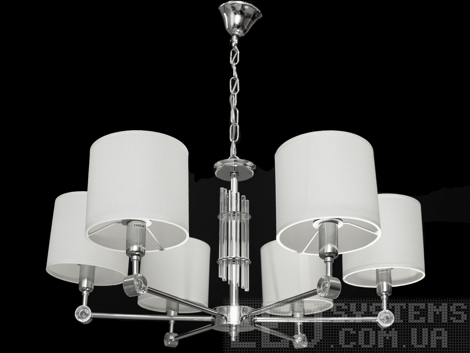 Сучасна люстра для залу з абажурами на 6 ламп у стилі сучасна класика з витонченою металевою основою та стильними кришталевими елементами. Ви можете вибирати виконання металевих частин у золотому або хромованому варіанті. Застосовується для вітальні, залу, холу, спальні. У цій серії люстр і бра ідеально переплелися такі поняття, як солідність, строгість і простота.
Люстри та бра цієї моделі під звичайні лампи розжарювання або &laquo;LED-економки&raquo; на патрон Е14 внесуть класичні нотки до Вашого інтер'єру та дозволять підібрати потрібну вам температуру світіння.Універсальним кріпленням на планку легко кріпляться на будь-який тип стелі (підвісний, натяжний, звичайний). Увімкнення/вимкнення відбувається з настінного вимикача.