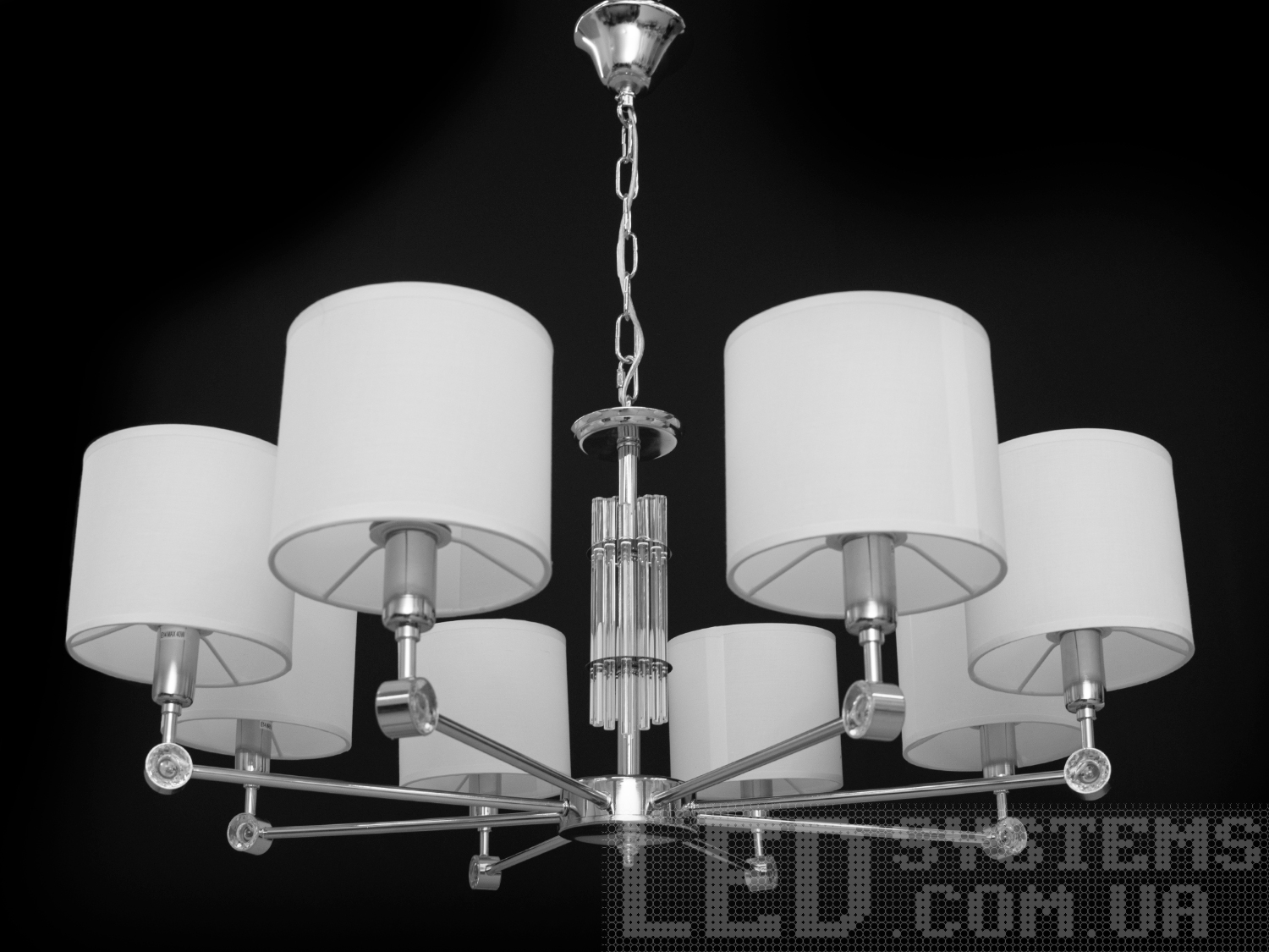 Універсальна люстра на 8 ламп з абажурами, з витонченою металевою основою та стильними кришталевими елементами. Ви можете вибирати виконання металевих частин у золотому або хромованому варіанті. Застосовується для вітальні, залу, холу, спальні. У цій серії люстр і бра ідеально переплелися такі поняття, як солідність, строгість і простота.
Люстри та бра цієї моделі під звичайні лампи розжарювання або &laquo;LED-економки&raquo; на патрон Е14 внесуть класичні нотки до Вашого інтер'єру та дозволять підібрати потрібну вам температуру світіння.Універсальним кріпленням на планку легко кріпляться на будь-який тип стелі (підвісний, натяжний, звичайний). Увімкнення/вимкнення відбувається з настінного вимикача.