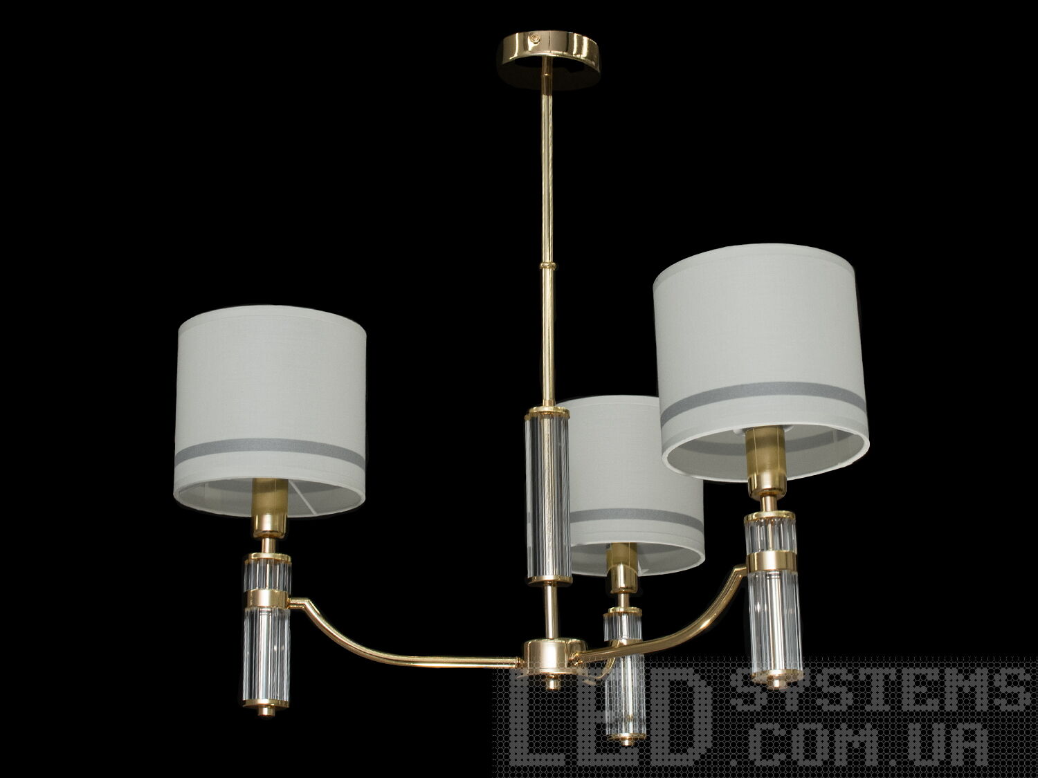 Сучасна люстра з абажурами на 3 лампи в спальню з витонченою металевою основою та стильними лаконічними кришталевими елементами. Ви можете вибирати виконання металевих частин у золотому або хромованому варіанті. Застосовується для вітальні, залу, холу, спальні. У цій серії люстр і бра ідеально переплелися такі поняття, як солідність, строгість і простота.
Люстри та бра цієї моделі під звичайні лампи розжарювання або &laquo;LED-економки&raquo; на патрон Е14 внесуть класичні нотки до Вашого інтер'єру та дозволять підібрати потрібну вам температуру світіння.Універсальним кріпленням на планку легко кріпляться на будь-який тип стелі (підвісний, натяжний, звичайний). Увімкнення/вимкнення відбувається з настінного вимикача.