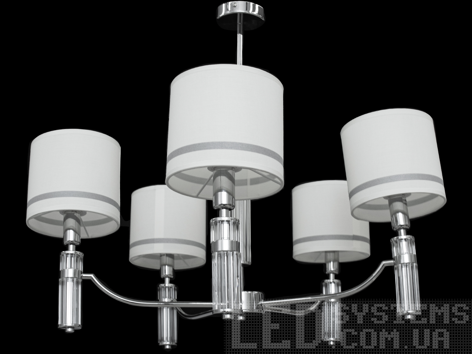 Ніжна сучасна люстра в спальню з абажурами з витонченою металевою основою та стильними кришталевими лаконічними елементами. Ви можете вибирати виконання металевих частин у золотому або хромованому варіанті. Застосовується для вітальні, залу, холу, спальні. У цій серії люстр і бра ідеально переплелися такі поняття, як солідність, строгість і простота.
Люстри та бра цієї моделі під звичайні лампи розжарювання або &laquo;LED-економки&raquo; на патрон Е14 внесуть класичні нотки до Вашого інтер'єру та дозволять підібрати потрібну вам температуру світіння.Універсальним кріпленням на планку легко кріпляться на будь-який тип стелі (підвісний, натяжний, звичайний). Увімкнення/вимкнення відбувається з настінного вимикача.