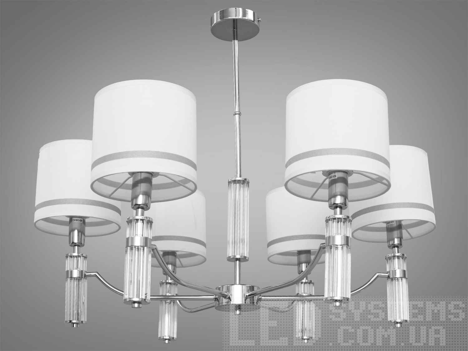 Класична люстра на 6 ламп у вітальню з абажурами з витонченою металевою основою та стильними кришталевими елементами. Ви можете вибирати виконання металевих частин у золотому або хромованому варіанті. Застосовується для вітальні, залу, холу, спальні. У цій серії люстр і бра ідеально переплелися такі поняття, як солідність, строгість і простота.
Люстри та бра цієї моделі під звичайні лампи розжарювання або &laquo;LED-економки&raquo; на патрон Е14 внесуть класичні нотки до Вашого інтер'єру та дозволять підібрати потрібну вам температуру світіння.Універсальним кріпленням на планку легко кріпляться на будь-який тип стелі (підвісний, натяжний, звичайний). Увімкнення/вимкнення відбувається з настінного вимикача.