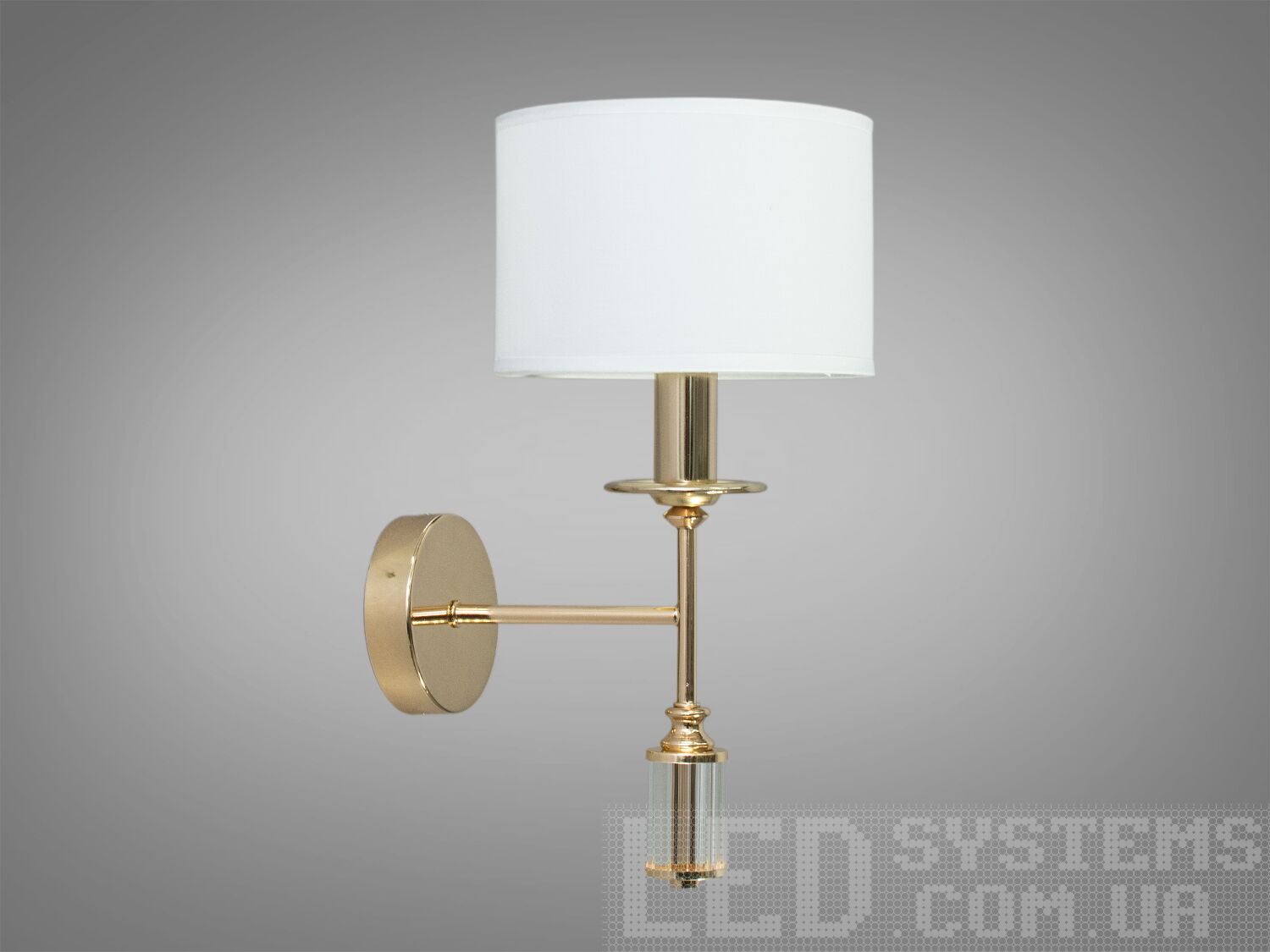 Стильне класичне бра з абажур ідеально впишеться в будь-який інтер'єр. Бра має граціозну металеву основу в хромованому або золотому виконанні з витонченими та лаконічними кришталевими підвісками. Патрон Е14 дозволить підібрати потрібний вам тип лампи та температуру свічення. За допомогою світлодіодної, економки або звичайної лампи розжарювання ці бра стануть яскравою нотою як у класичних, так і в сучасних інтер'єрах.
Солідність, строгість і простота ідеально переплелися у новій серії класичних світильників Діаша.
Універсальним кріпленням на планку легко кріпляться на будь-який тип стін. Увімкнення/вимкнення відбувається з настінного вимикача.