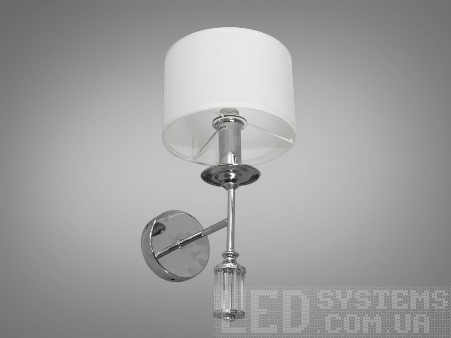 Класичне ліжко бра з елегантним абажуром ідеально впишеться в будь-який інтер'єр. Бра має граціозну металеву основу в хромованому або золотому виконанні з витонченими та лаконічними кришталевими підвісками. Патрон Е14 дозволить підібрати потрібний вам тип лампи та температуру свічення. За допомогою світлодіодної, економки або звичайної лампи розжарювання ці бра стануть яскравою нотою як у класичних, так і в сучасних інтер'єрах.
Солідність, строгість і простота ідеально переплелися у новій серії класичних світильників Діаша.
Універсальним кріпленням на планку легко кріпляться на будь-який тип стін. Увімкнення/вимкнення відбувається з настінного вимикача.