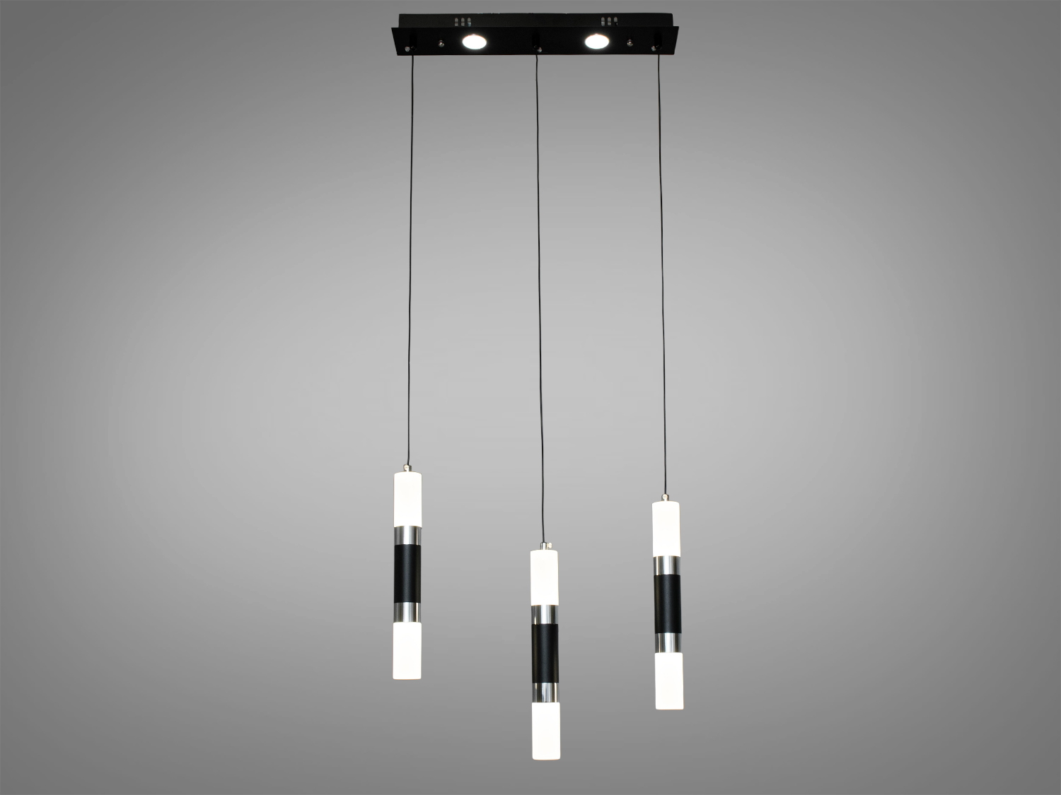 Світлодіодна люстра-підвіс на 3 лампи у стильному виконанні також добре виглядатиме в інтер'єрі вітальні чи зали, кухні, ресторану чи сходового холу.
Яскраве світло повинне бути тільки там де воно дійсно потрібне, а решта має висвітлюватися легким світлом, що заповнює. Саме для створення якісного локального освітлення ми пропонуємо використовувати ці світильники.
Кріпиться до стелі будь-якого типу універсальним кріпленням на монтажну планку.
Характеристики та комплектація можуть бути змінені виробником. Колір виробу може відрізнятися через налаштування монітора.