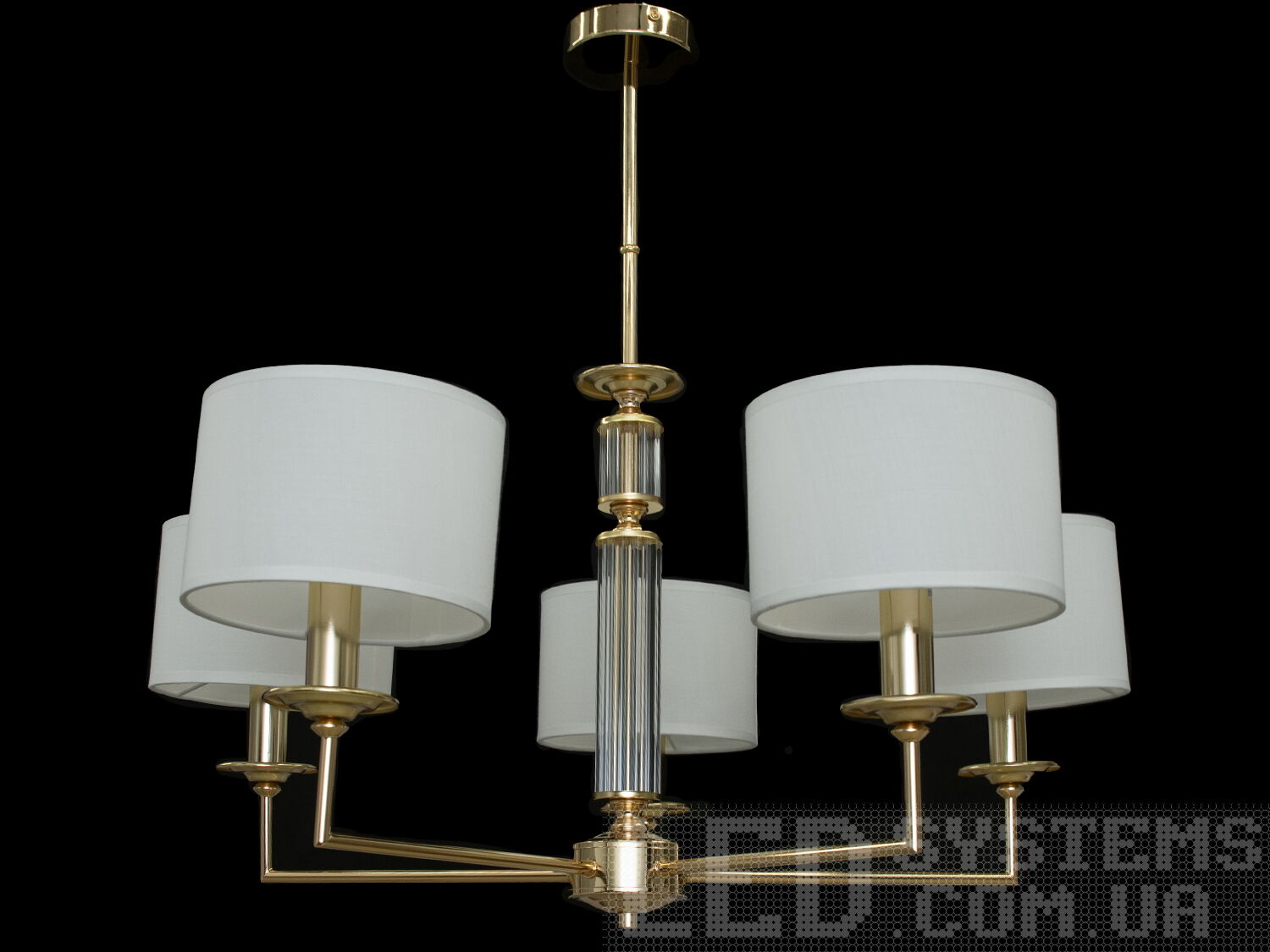 Сувора та стильна люстра в спальню на 5 ламп з абажурами, з витонченою металевою основою та стильними кришталевими елементами. Застосовується для вітальні, залу, холу, спальні. У цій серії люстр і бра ідеально переплелися такі поняття, як солідність, строгість і простота.
Люстри та бра цієї моделі під звичайні лампи розжарювання або &laquo;LED-економки&raquo; на патрон Е14 внесуть класичні нотки до Вашого інтер'єру та дозволять підібрати потрібну вам температуру світіння.Універсальним кріпленням на планку легко кріпляться на будь-який тип стелі (підвісний, натяжний, звичайний). Увімкнення/вимкнення відбувається з настінного вимикача.