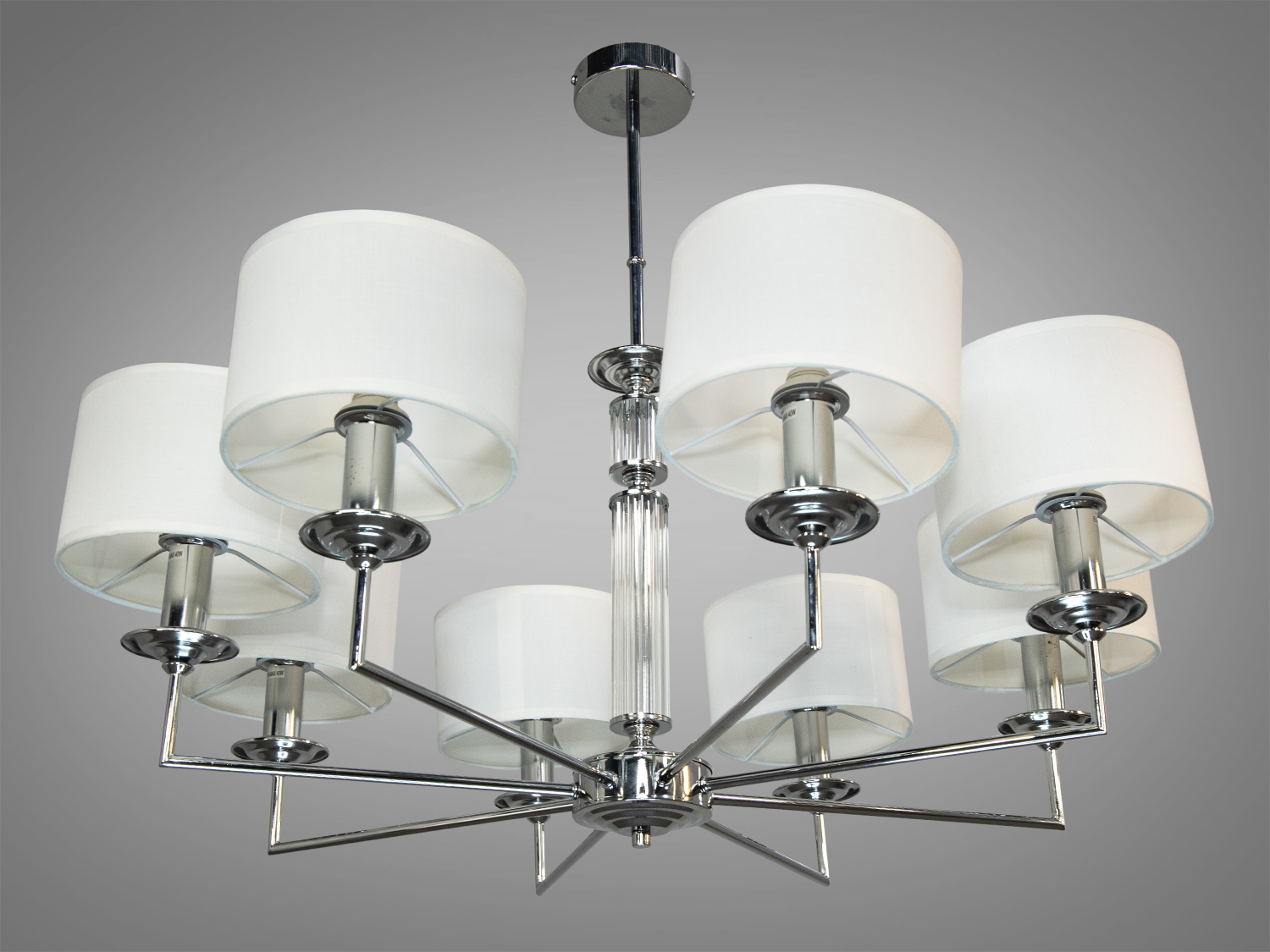 Яскрава стильна люстра з абажурами на 8 ламп для залу з витонченою металевою основою та стильними кришталевими елементами. Застосовується для вітальні, залу, холу, спальні. У цій серії люстр і бра ідеально переплелися такі поняття, як солідність, строгість і простота.
Люстри та бра цієї моделі під звичайні лампи розжарювання або &laquo;LED-економки&raquo; на патрон Е14 внесуть класичні нотки до Вашого інтер'єру та дозволять підібрати потрібну вам температуру світіння.Універсальним кріпленням на планку легко кріпляться на будь-який тип стелі (підвісний, натяжний, звичайний). Увімкнення/вимкнення відбувається з настінного вимикача.