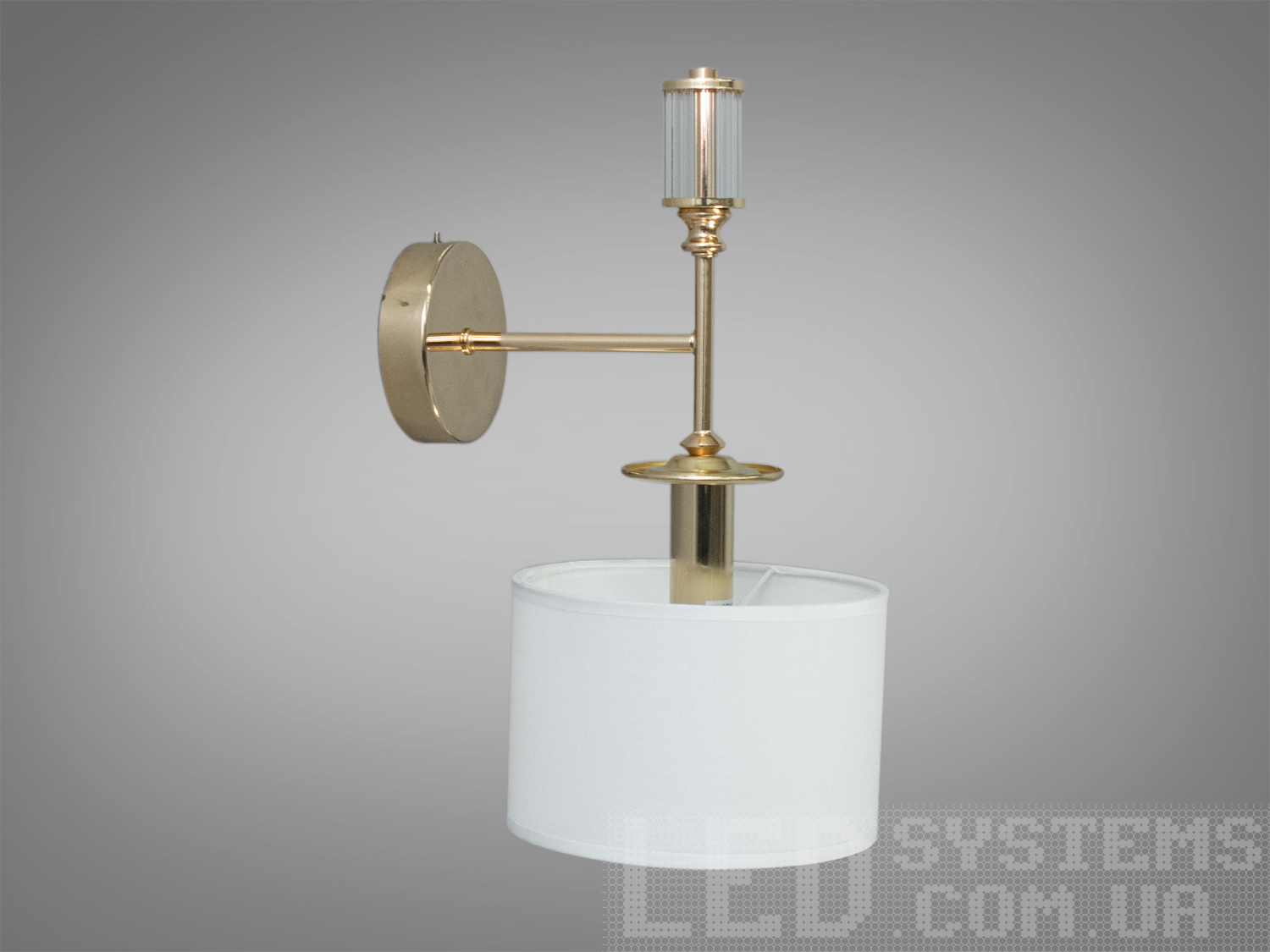 Незвичайне класичне бра у залу з абажур ідеально впишеться в будь-який інтер'єр. Бра має граціозну металеву основу в хромованому або золотому виконанні з витонченими та лаконічними кришталевими підвісками. Патрон Е14 дозволить підібрати потрібний вам тип лампи та температуру свічення. За допомогою світлодіодної, економки або звичайної лампи розжарювання ці бра стануть яскравою нотою як у класичних, так і в сучасних інтер'єрах.
Солідність, строгість і простота ідеально переплелися у новій серії класичних світильників Діаша.
Універсальним кріпленням на планку легко кріпляться на будь-який тип стін. Увімкнення/вимкнення відбувається з настінного вимикача.