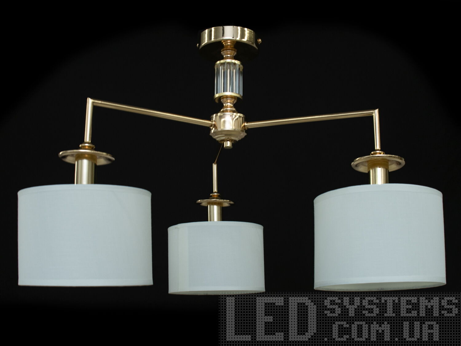 Люстра в коридор з класичними абажурами, на 3 лампи з витонченою металевою основою та стильними кришталевими елементами. Застосовується для вітальні, залу, холу, спальні. У цій серії люстр і бра ідеально переплелися такі поняття, як солідність, строгість і простота.
Люстри та бра цієї моделі під звичайні лампи розжарювання або &laquo;LED-економки&raquo; на патрон Е14 внесуть класичні нотки до Вашого інтер'єру та дозволять підібрати потрібну вам температуру світіння.Універсальним кріпленням на планку легко кріпляться на будь-який тип стелі (підвісний, натяжний, звичайний). Увімкнення/вимкнення відбувається з настінного вимикача.