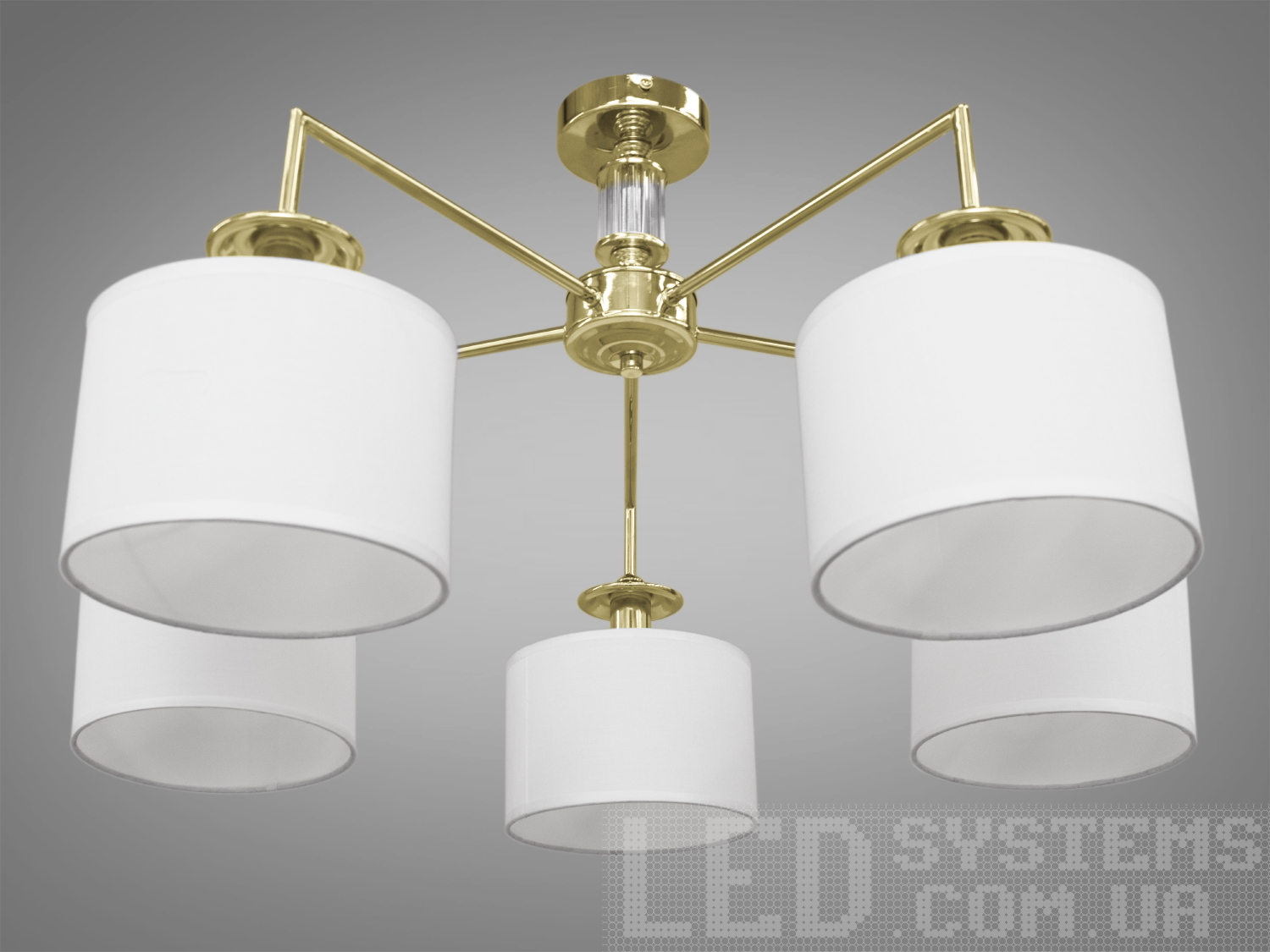 Люстра на 5 ламп з абажурами в стилі сучасна класика з витонченою металевою основою та стильними кришталевими елементами. Застосовується для вітальні, залу, холу, спальні. У цій серії люстр і бра ідеально переплелися такі поняття, як солідність, строгість і простота.
Люстри та бра цієї моделі під звичайні лампи розжарювання або &laquo;LED-економки&raquo; на патрон Е14 внесуть класичні нотки до Вашого інтер'єру та дозволять підібрати потрібну вам температуру світіння.Універсальним кріпленням на планку легко кріпляться на будь-який тип стелі (підвісний, натяжний, звичайний). Увімкнення/вимкнення відбувається з настінного вимикача.