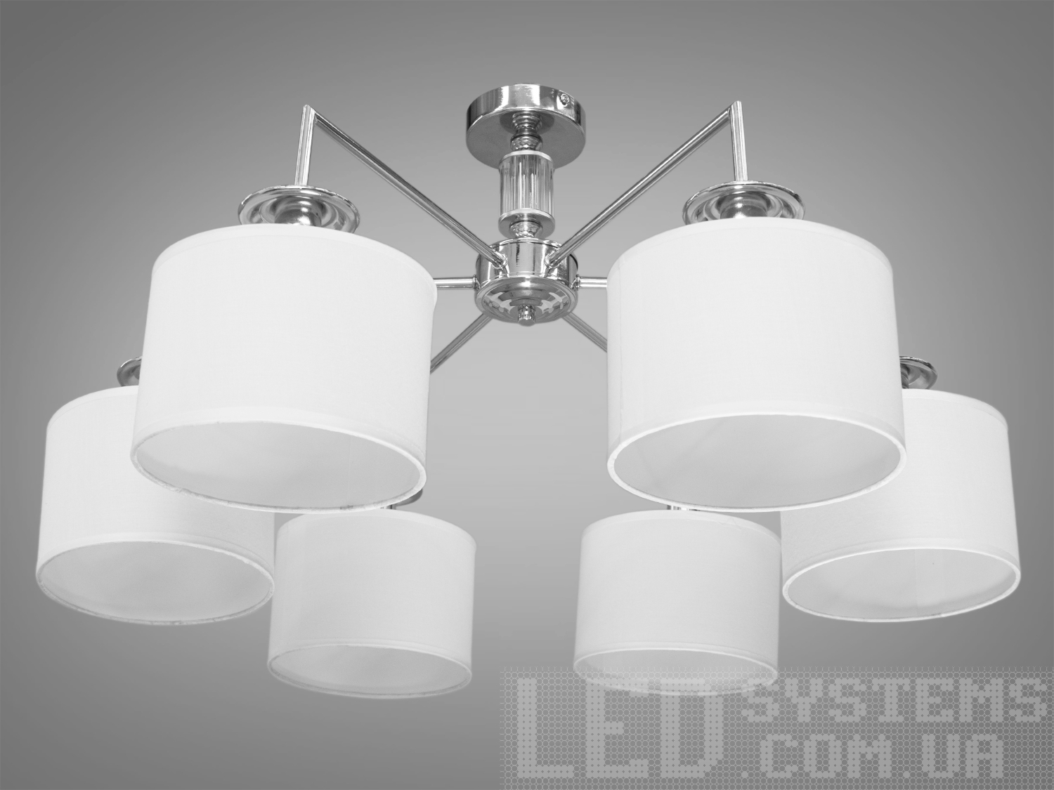 Елегантна люстра для залу з абажурами, з витонченою металевою основою та стильними кришталевими елементами. Застосовується для вітальні, залу, холу, спальні. У цій серії люстр і бра ідеально переплелися такі поняття, як солідність, строгість і простота.
Люстри та бра цієї моделі під звичайні лампи розжарювання або &laquo;LED-економки&raquo; на патрон Е14 внесуть класичні нотки до Вашого інтер'єру та дозволять підібрати потрібну вам температуру світіння.Універсальним кріпленням на планку легко кріпляться на будь-який тип стелі (підвісний, натяжний, звичайний). Увімкнення/вимкнення відбувається з настінного вимикача.