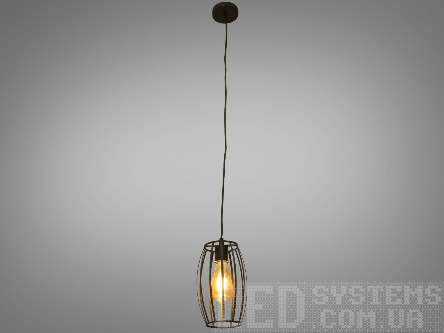 Підвісний світильник в стилі Лофт для арт-простора також відмінно підходить для освітлення столиків кафе, барних стійок, робочих поверхонь в кухнях-студіях і т.д. Цей світильник відмінно підходить для підсвічування робочої поверхні або обідніх столів.
Люстри в стилі &laquo;лофт&raquo; ідеально впишуться в сучасні будинки, квартири, кафе, арт-простора, коворкінги, квеструми. За рахунок регулювання шнура можна підібрати оптимальну висоту світильника.
Кріпиться до потолкам будь-якого типу універсальним кріпленням на монтажну планку.
Ідеально поєднується з лампою Едіссона.
Лампа в комплекті не входить.