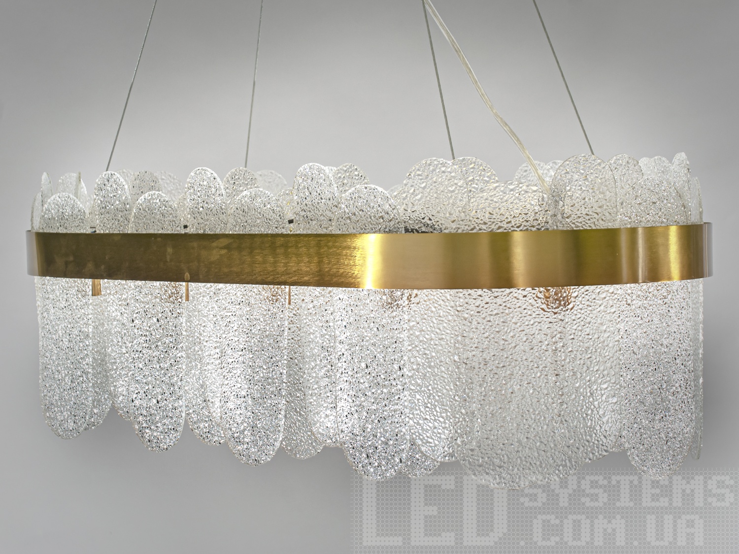 Сучасна люстра овальної форми в класичному стилі на кухню, на 12 ламп, підходить також для довгастих кімнат. Пропорції овальних люстр ідеально гармоніюють з великими обідніми столами.&nbsp;Люстра спеціально розрахована так, що максимум яскравого світла потрапить на стіл, а інший простір приміщення наповниться м'яким світлом розсіяний кришталевими підвісками.&nbsp;Стельове кріплення на планку універсальне і підходить для навісних, натяжних і звичайних стель. Кришталева люстра під лампочку з цоколем G9.&nbsp;Безліч непомітних ламп формату G9 максимально рівномірно висвітлє і скляні підвіски на люстрі, і ваше приміщення.&nbsp;
Увага. Вага люстри 15,5кг.