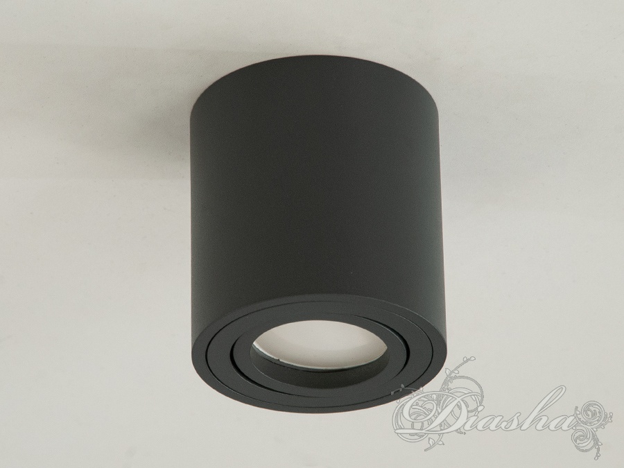Накладні точкові світильники призначені для яскравого акцентного освітлення. Вони можуть ефектно висвітлити барну стійку, робочу поверхню, або наприклад вітрину магазину. Сувора стильна форма накладного точкового світильника гармонійно вписується в сучасні інтер'єри.
Строгість, простота і функціональність - три головні риси сучасного інтер'єру. Нові накладні точкові світильники від ТМ 