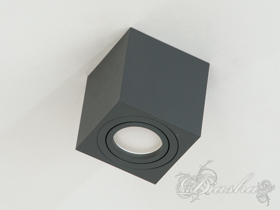 Накладні точкові світильники призначені для яскравого акцентного освітлення. Вони можуть ефектно висвітлити барну стійку, робочу поверхню, або наприклад вітрину магазину. Сувора стильна форма накладного точкового світильника гармонійно вписується в сучасні інтер'єри.
Строгість, простота і функціональність - три головні риси сучасного інтер'єру. Нові накладні точкові світильники від ТМ 