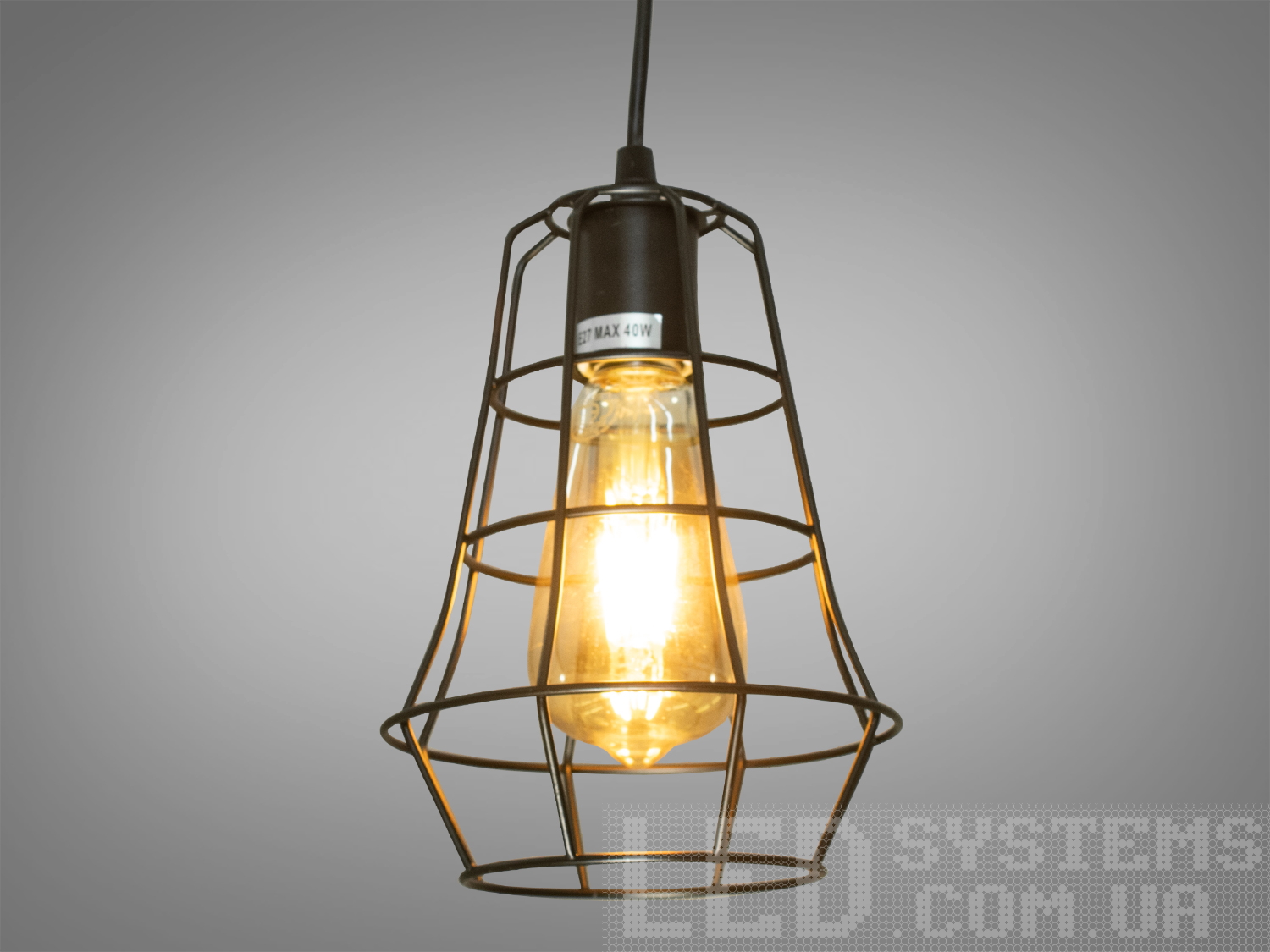 Світильник-підвіс в стилі Лофт для акцентної підсвітки також відмінно підходить для освітлення столиків кафе, барних стійок, робочих поверхонь в кухнях-студіях і т.д. Цей світильник відмінно підходить для підсвічування робочої поверхні або обідніх столів.
Люстри в стилі &laquo;лофт&raquo; ідеально впишуться в сучасні будинки, квартири, кафе, арт-пространства, коворкінги, квеструми. За рахунок регулювання шнура можна підібрати оптимальну висоту світильника.
Кріпиться до потолкам будь-якого типу універсальним кріпленням на монтажну планку.
Ідеально поєднується з лампою Едіссона.
Лампа в комплекті не входить.