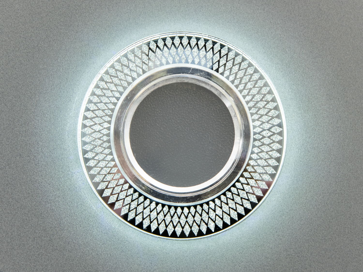 Декоративний точковий світильник із вбудованим led підсвічуванням. Дизайнерський обєкт, що підкреслює вишуканий смак власника і стає центральним елементом в інтерєрі будь-якого приміщення.