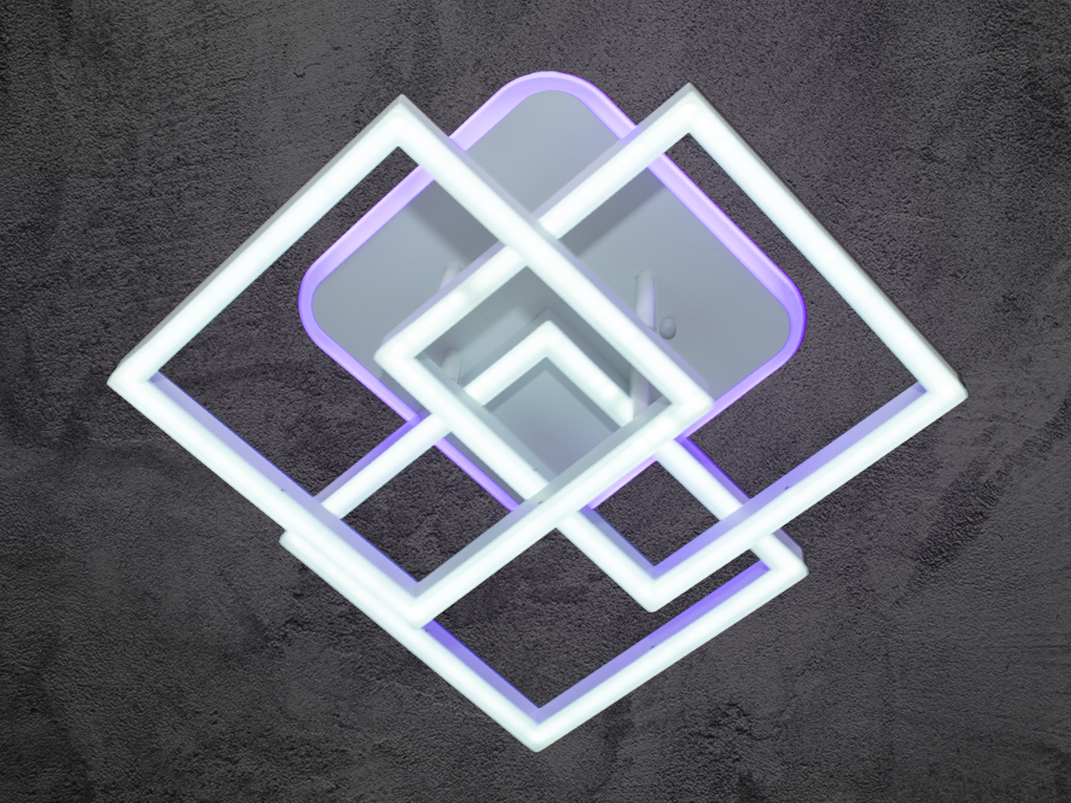 Сучасна LED-люстра для зали з пультом, з підсвічуванням, з димером підходить на площу приміщення приблизно 19 кв.м.
Світлодіодна люстра має кілька режимів: холодний 6400К, нейтральний 4500К, теплий 2700К, кольорове підсвічування, суміщений режим &ndash; будь-яке основне світло плюс будь-який колір світлодіодного підсвічування. Регулювання яскравості люстри від 5 до 100% відбувається за допомогою пульта дистанційного керування, що входить до комплекту.
Люстра світить яскраво, але не сліпить за рахунок матеріалу &ndash; акрилу, до того ж цей матеріал дуже міцний &ndash; його важко пошкодити. Застосовується для залу, вітальні, кухні, спальні, їдальні, дитячої, тому що відсутні елементи, що б'ються. Кріпиться до підвісних, натяжних, звичайних стель.