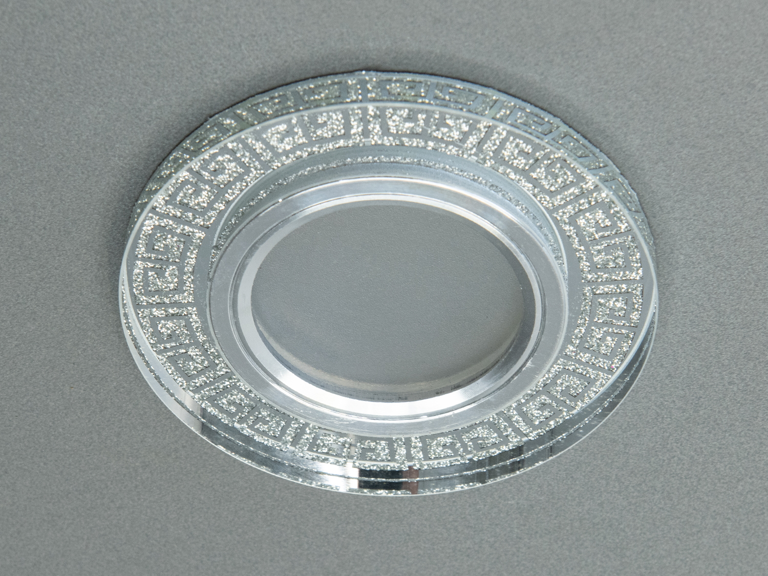 Стильний точковий світильник із вбудованим LED підсвічуванням з елегантним орнаментом та додатковим світлодіодним підсвічуванням 3 Вт – ідеальне рішення для сучасних інтерєрів. Він не тільки забезпечує якісне освітлення, але й створює витончену атмосферу завдяки вишуканому дизайну.