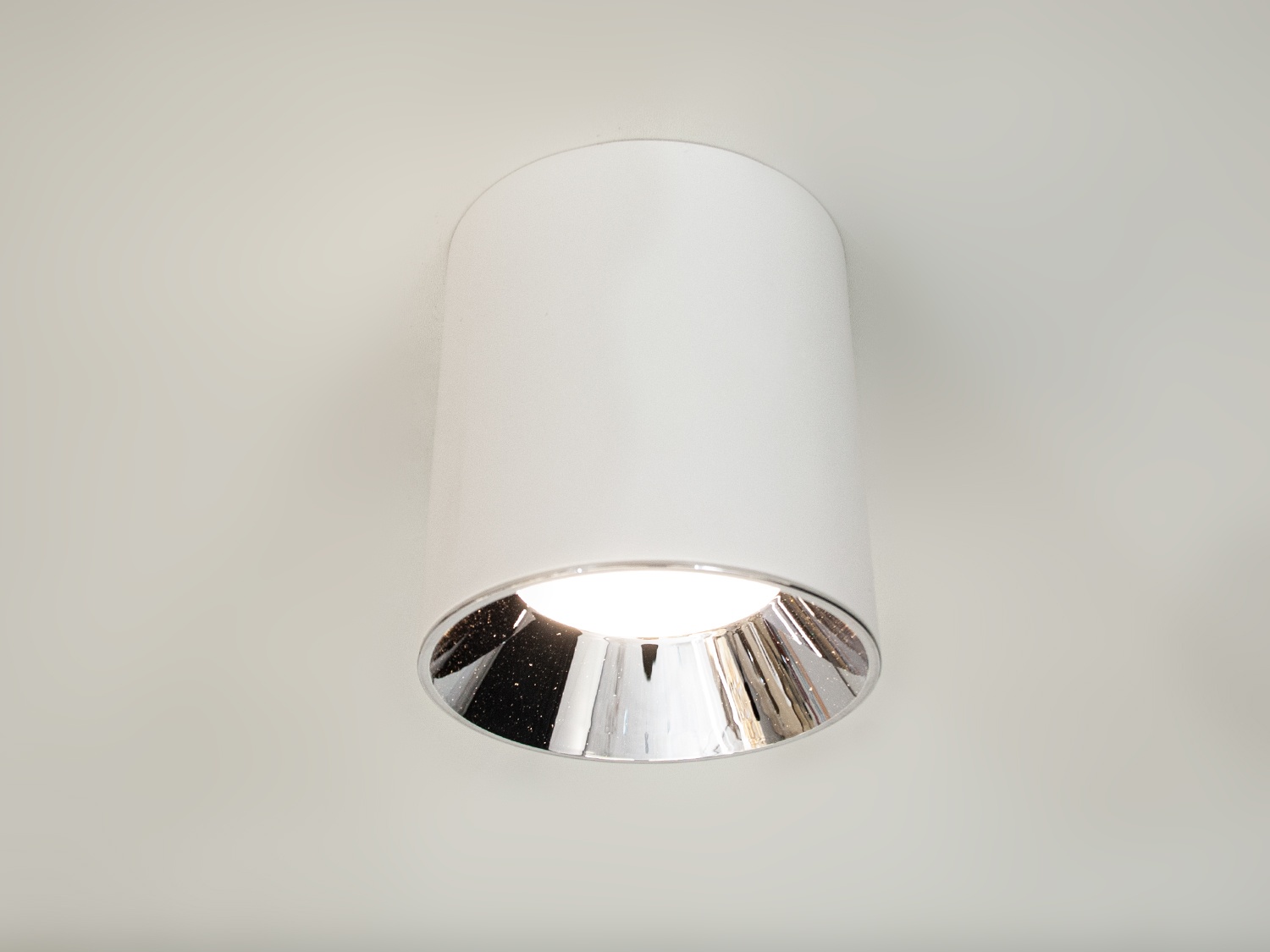 Накладний точковий світильник в стилі хай тек, мінімалізм, модерн, білий циліндр