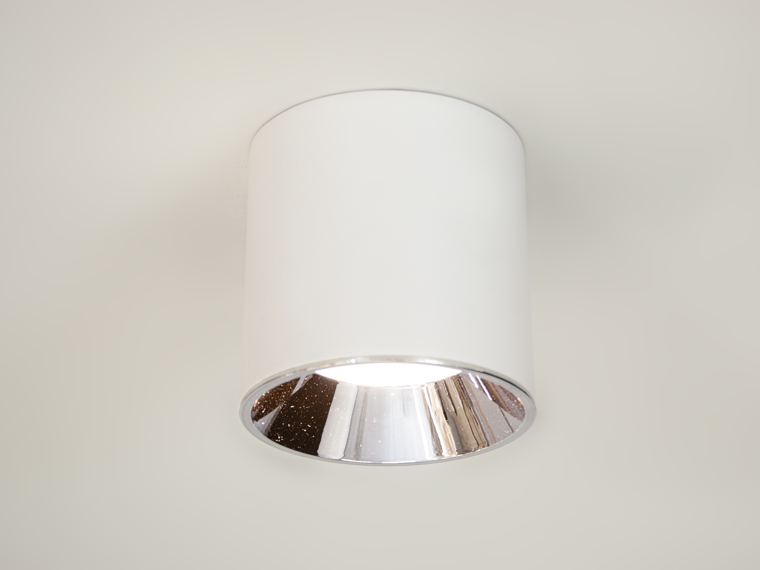 Накладні точкові світильники призначені для яскравого акцентного освітлення. Вони можуть ефектно висвітлити барну стійку, робочу поверхню, або наприклад вітрину магазину. Сувора стильна форма накладного точкового світильника гармонійно вписується в сучасні інтер'єри.
Строгість, простота і функціональність - три головні риси сучасного інтер'єру. Нові накладні точкові світильники від ТМ 