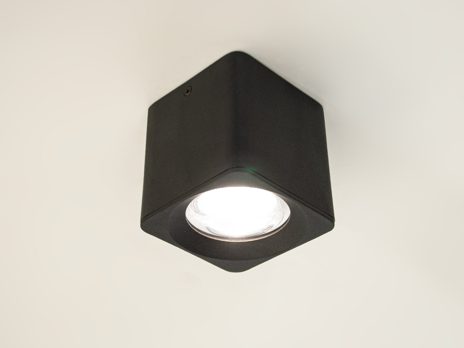 Накладні точкові світильники призначені для яскравого акцентного освітлення. Вони можуть ефектно висвітлити барну стійку, робочу поверхню, або наприклад вітрину магазину. Сувора стильна форма накладного точкового світильника гармонійно вписується в сучасні інтер'єри.
Строгість, простота і функціональність - три головні риси сучасного інтер'єру. Нові накладні точкові світильники від ТМ 