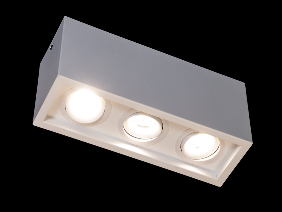 Накладний світлодіодний світильник 136F-3WH з трьома лампами у білому кольорі, ідеальний для кухні, вітальні чи кабінету.