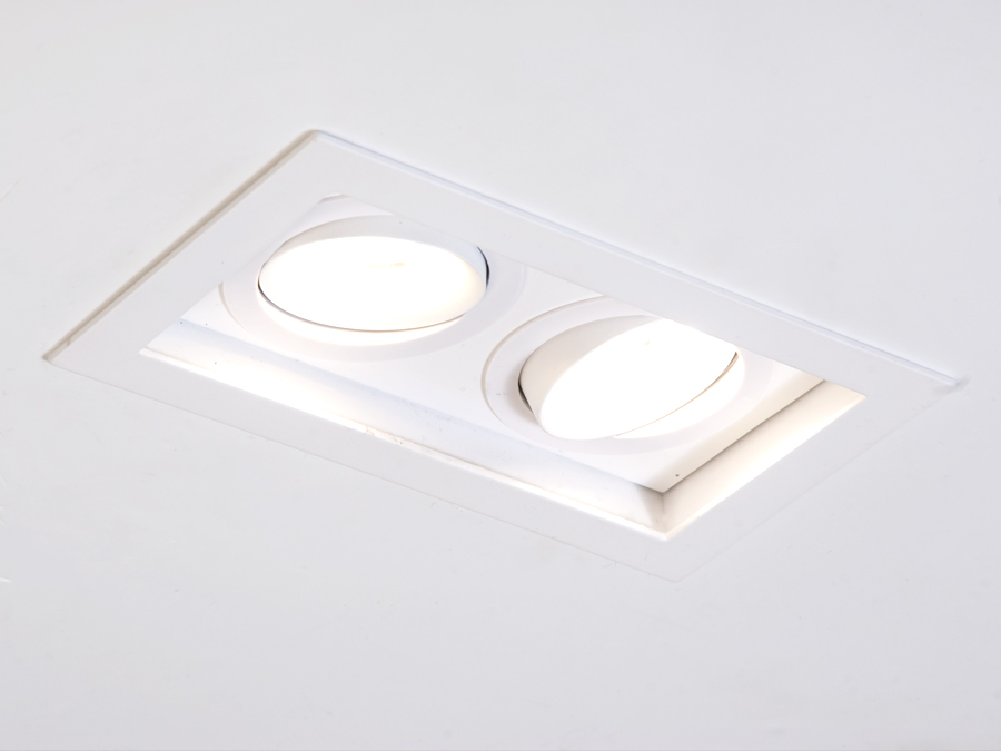 Представлений двохламповий врізний поворотний точковий світильник під гіпсокартонну стелю від ТМ &laquo;Діаша&raquo; випромінює сучасність та функціональність. Він виготовлений з алюмінію та має класичний білий колір, який легко вписується в будь-який дизайнерський проект, від офісу до домашньої квартири.
Кожен з двох лампових елементів має можливість повороту, що забезпечує високу адаптивність світильника. Завдяки цій особливості, можна спрямовувати світло у потрібні зони, підкреслюючи обрані деталі інтер′єру або забезпечуючи ефективне робоче освітлення. Ця функціональність робить світильник ідеальним для креативних дизайнерських рішень, дозволяючи змінювати освітленість відповідно до потреб простору чи настрою.
Поворотний механізм, вмонтований в кожен ламповий вузол, виконаний з якісного алюмінію, гарантує довговічність та стійкість до зносу, а також додає елегантності загальному дизайну. Сучасні світлодіодні лампи MR-16, які використовуються з цими світильниками, не тільки економічні, але й забезпечують яскраве та приємне світло.
Такі світильники ідеально підходять для установки в різних приміщеннях, де потрібно освітлення високої якості: в житлових кімнатах для створення затишної атмосфери, на кухнях для акцентування на робочих зонах, у ванних кімнатах для створення рівномірного освітлення навколо дзеркал, або в офісних просторах для забезпечення якісного освітлення робочих зон без відблисків на екранах.
Варто відмітити, що нова серія світильників від &laquo;Діаша&raquo; відкриває широкі можливості для кастомізації освітлення, вносячи стиль та сучасність у кожен куточок приміщення. Їхня енергоефективність та довговічність роблять їх відмінним вибором для будь-якого сучасного простору, де важливі як естетика, так і функціональність.
Для оптових покупців відпускається тільки ящиками по 50шт.
Лампа і трансформатор в комплект не входять.