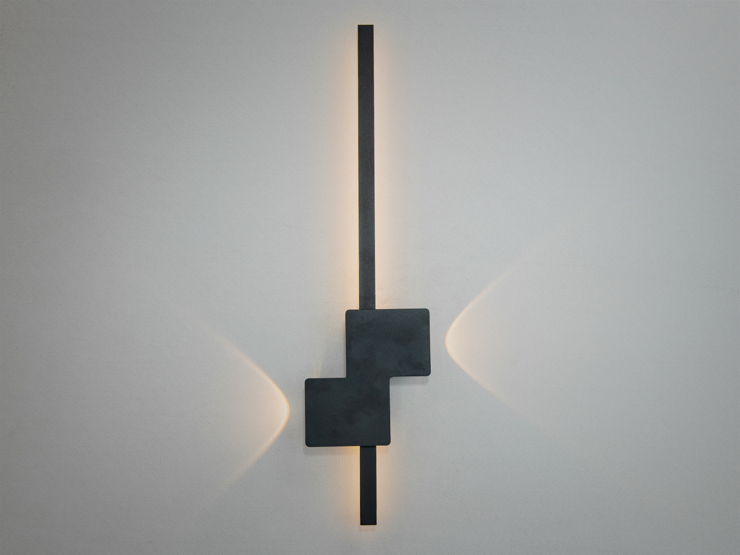 Витягнутий світлодіодний світильник у спальню – справжнє втілення мінімалізму та елегантності. Його унікальна форма нагадує вертикальну лінію світла, що проходить через сучасний простір, начебто малюючи межі стилю та витонченості.