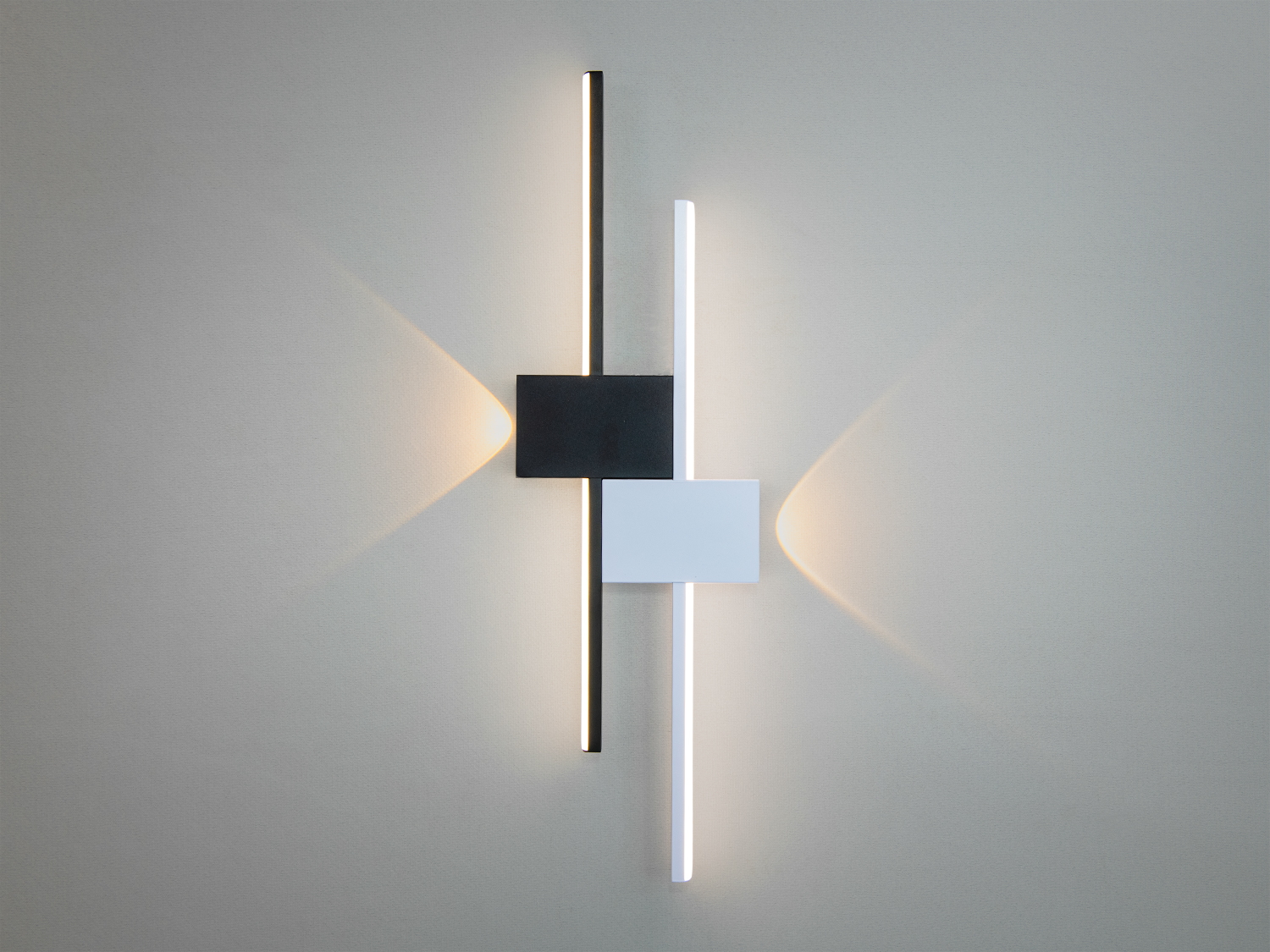 Стильне світлодіодне бра для зали – це ідеальне поєднання мінімалізму, сучасних технологій та унікального дизайну. Його архітектурна форма з двома строго вертикальними лініями та акцентами у вигляді квадратних блоків створює відчуття суворості та вишуканості.