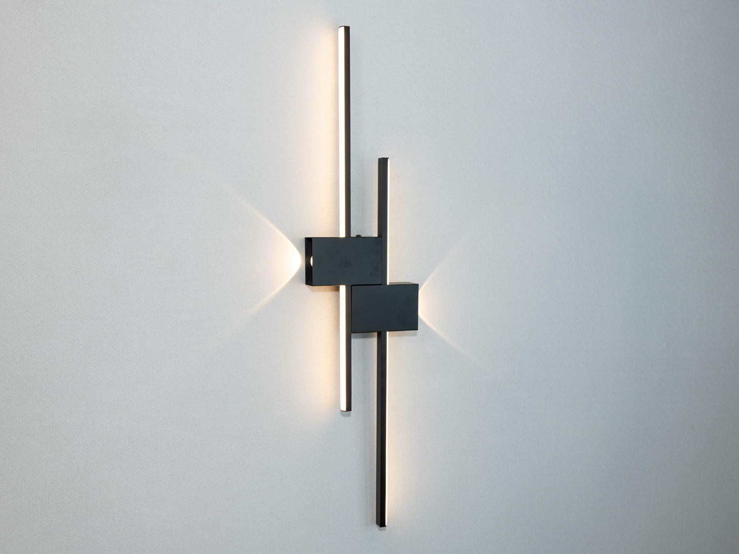 Сучасне світлодіодне бра для офісу – це ідеальне поєднання мінімалізму, сучасних технологій та унікального дизайну. Його архітектурна форма з двома строго вертикальними лініями та акцентами у вигляді квадратних блоків створює відчуття суворості та вишуканості.