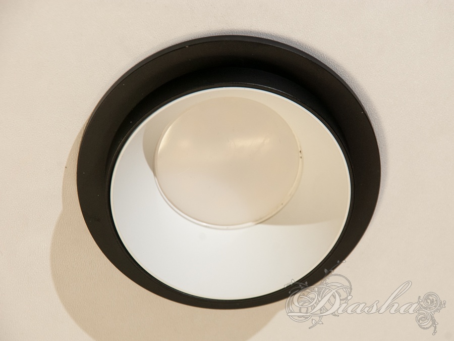 Новая серия точечных светильников позволит сделать Вашу квартиру стильной и современной. Данные светильники идеально подходят для светодиодных ламп, которые обеспечивают наилучшие параметры освещенности и энергосбережения, позволяя дизайнеру интерьера возможность для креатива.&nbsp; &nbsp;&nbsp;
Точечный светильник - это специальный встраиваемый светильник, который используется для направленной или общей подсветки определенных участков Вашей квартиры. Их применяют на кухне, в ванной комнате, для освещения лестниц и в жилых комнатах. &nbsp;&nbsp;&nbsp;При равномерном распределении различных источников света (например: люстра в центре комнаты + точечные светильники по краю потолка) вы можете добиться эффекта отсутствия тени и зрительно увиличить пространство комнаты. Куда бы Вы ни посмотрели, точечные светильники будут освещать пространство перед Вами и все окружающие Вас предметы.
Алюминиевые светильники не подвержены коррозии, хорошо отводят тепло от лампы.
Лампа в комплект не входит.