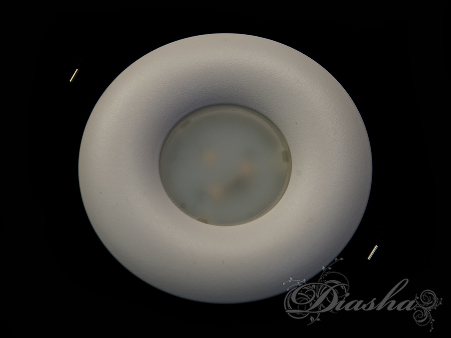 Нова серія точкових світильників дозволить зробити Вашу оселю стильною і сучасної. Дані світильники ідеально підходять для світлодіодних ламп, які забезпечують найкращі параметри освітленості і енергозбереження, дозволяючи дизайнерові інтер'єру можливість для креативу.
Точковий світильник - це спеціальний вбудований світильник, який використовується для спрямованої або загальної підсвічування певних ділянок Вашої квартири. Їх застосовують на кухні, у ванній кімнаті, для освітлення сходів і в житлових кімнатах.
При рівномірному розподілі різних джерел світла (наприклад: люстра в центрі кімнати + точкові світильники по краю стелі) ви можете добитися ефекту відсутності тіні і зорово увілічіть простір кімнати. Куди б Ви не подивилися, точкові світильники будуть висвітлювати простір перед Вами і всі навколишні Вас предмети.