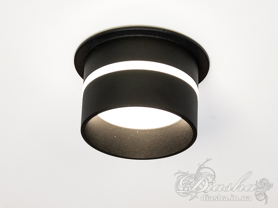 Новая серия точечных светильников позволит сделать Вашу квартиру стильной и современной. Данные светильники идеально подходят для светодиодных ламп, которые обеспечивают наилучшие параметры освещенности и энергосбережения, позволяя дизайнеру интерьера возможность для креатива.&nbsp; &nbsp;&nbsp;
Точечный светильник - это специальный встраиваемый светильник, который используется для направленной или общей подсветки определенных участков Вашей квартиры. Их применяют на кухне, в ванной комнате, для освещения лестниц и в жилых комнатах. &nbsp;&nbsp;&nbsp;При равномерном распределении различных источников света (например: люстра в центре комнаты + точечные светильники по краю потолка) вы можете добиться эффекта отсутствия тени и зрительно увиличить пространство комнаты. Куда бы Вы ни посмотрели, точечные светильники будут освещать пространство перед Вами и все окружающие Вас предметы.
Шахта-отражатель, которая обеспечивает глубокое размещения источника освещения гарантирует высокий уровень зрительного комфорта. Вы будете видеть только отраженный свет. А значит можно не бояться словить 