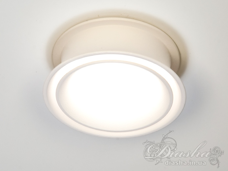 Нова серія точкових світильників дозволить зробити Вашу квартиру стильною та сучасною. Дані світильники ідеально підходять для світлодіодних ламп, які забезпечують найкращі параметри освітлення та енергозбереження, дозволяючи дизайнеру інтер'єру можливість для креативу.
Точковий світильник - це спеціальний вбудований світильник, який використовується для спрямованого або загального підсвічування певних ділянок Вашої квартири. Їх застосовують на кухні, у ванній кімнаті, для освітлення сходів та у житлових кімнатах. При рівномірному розподілі різних джерел світла (наприклад: люстра в центрі кімнати + точкові світильники по краю стелі) ви можете досягти ефекту відсутності тіні і зорово збільшити простір кімнати. Куди б Ви не подивилися, точкові світильники будуть висвітлювати простір перед Вами та всі предмети, що Вас оточують.

Алюмінієві світильники не схильні до корозії, добре відводять тепло від лампи.

Лампа до комплекту не входить.