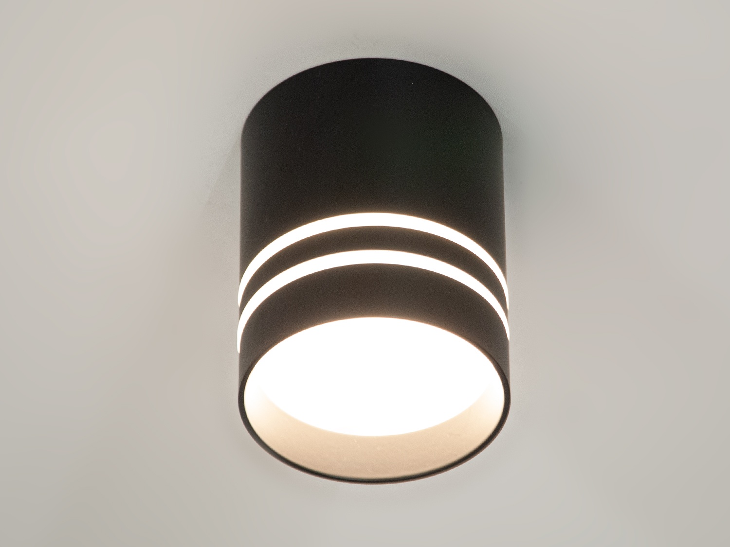 Цей накладний точковий світлодіодний світильник на кухню від ТМ 