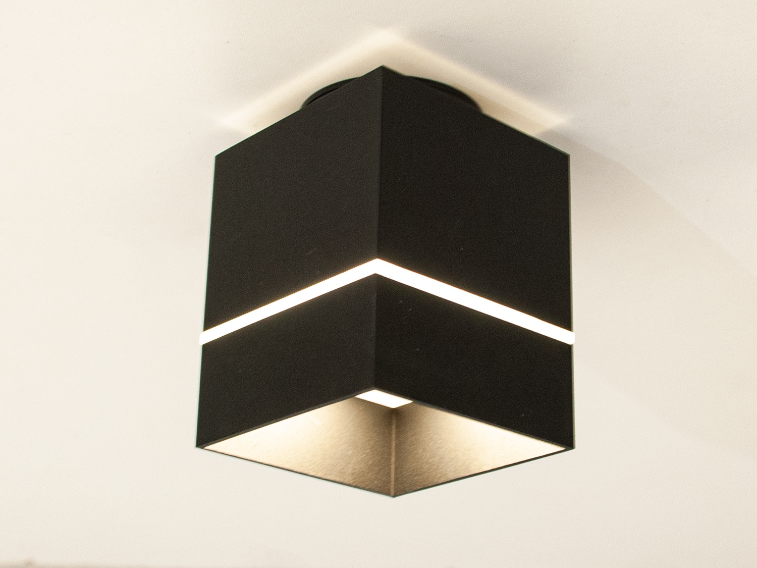 Накладний точковий світлодіодний світильник під натяжний потолок потужністю 7 Вт від ТМ 