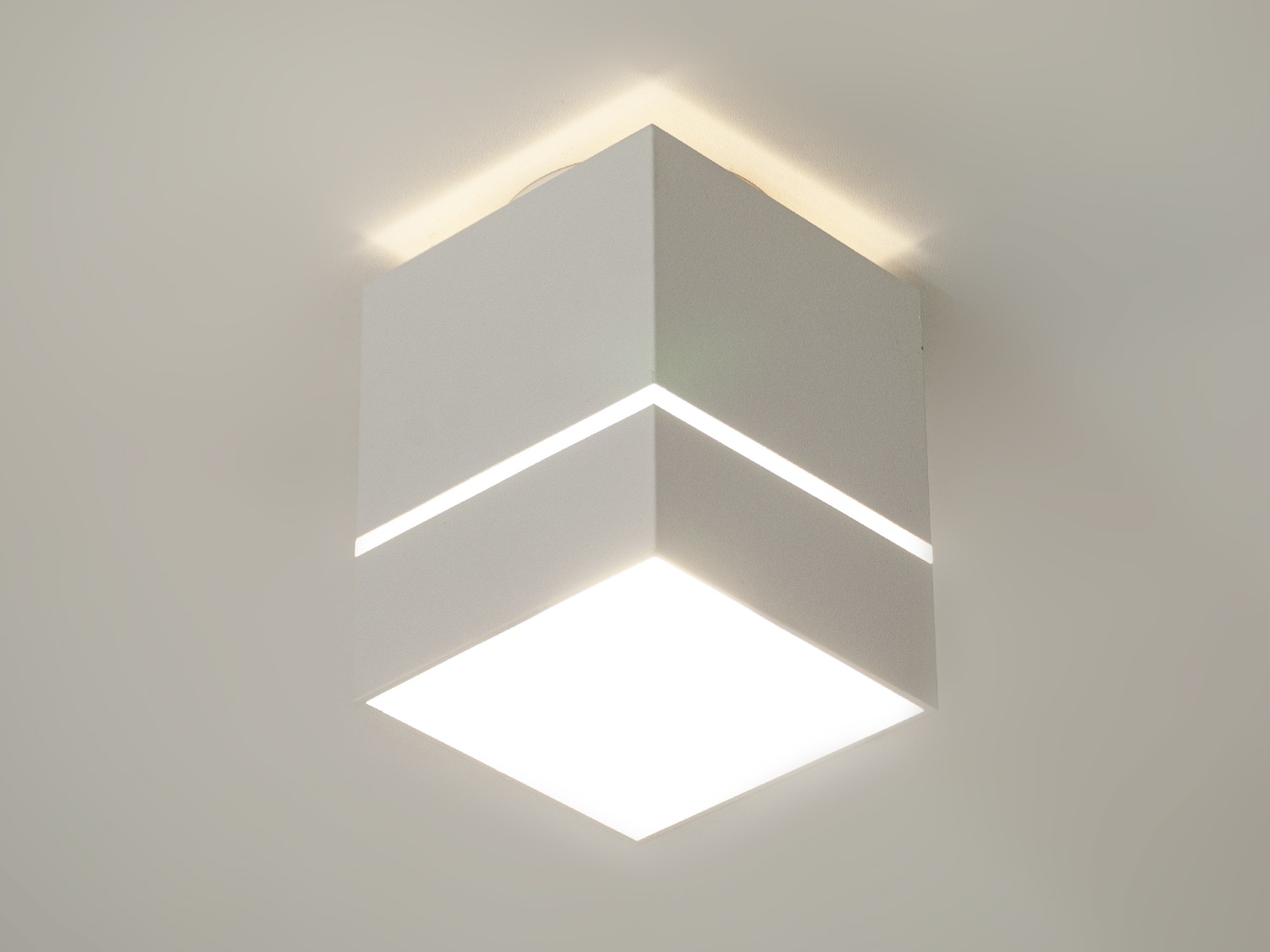 Накладний точковий світлодіодний світильник на гіпсокартонну стелю, потужністю 7 Вт від ТМ 